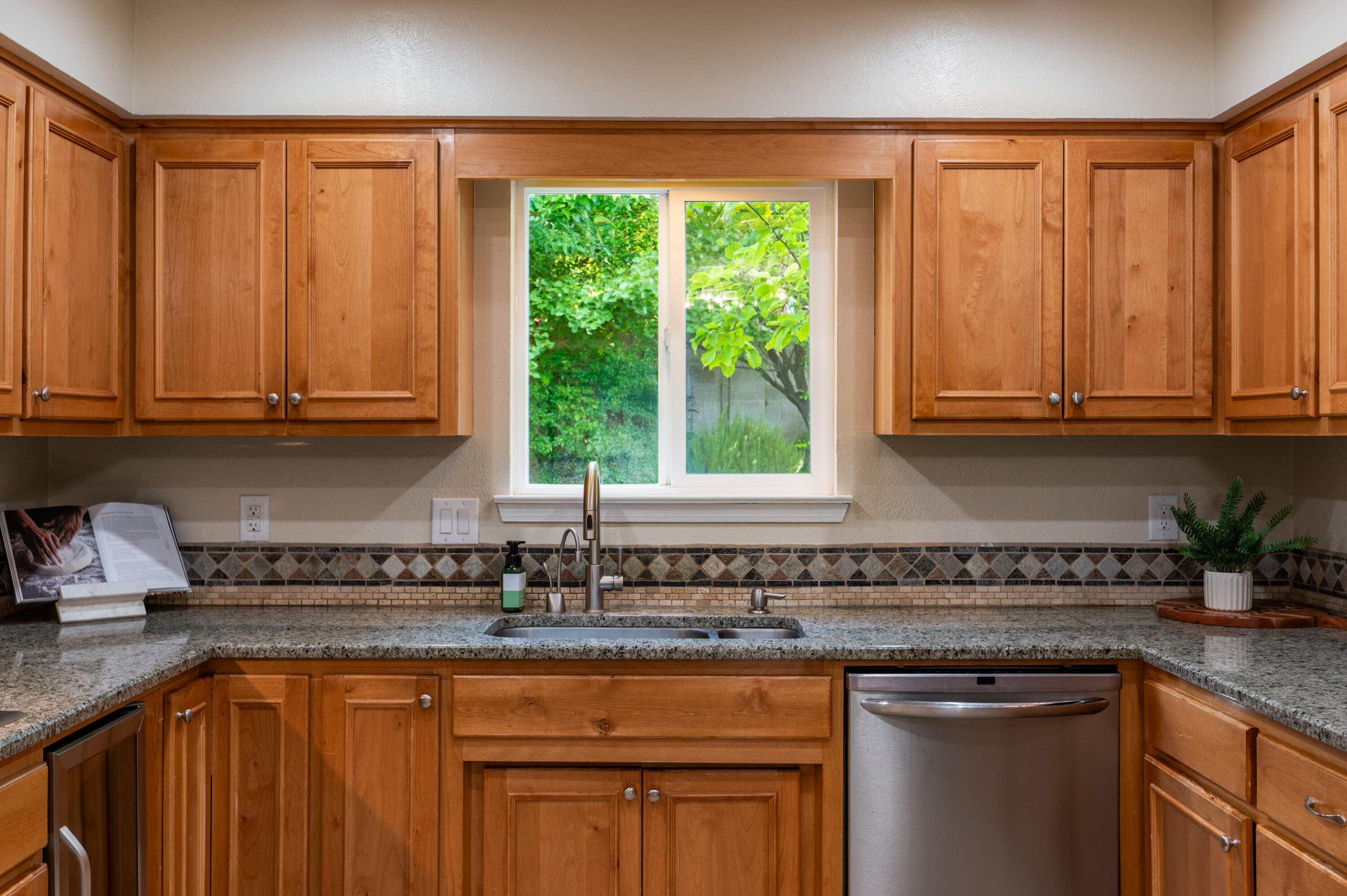 7933 ACADEMY Trail NE