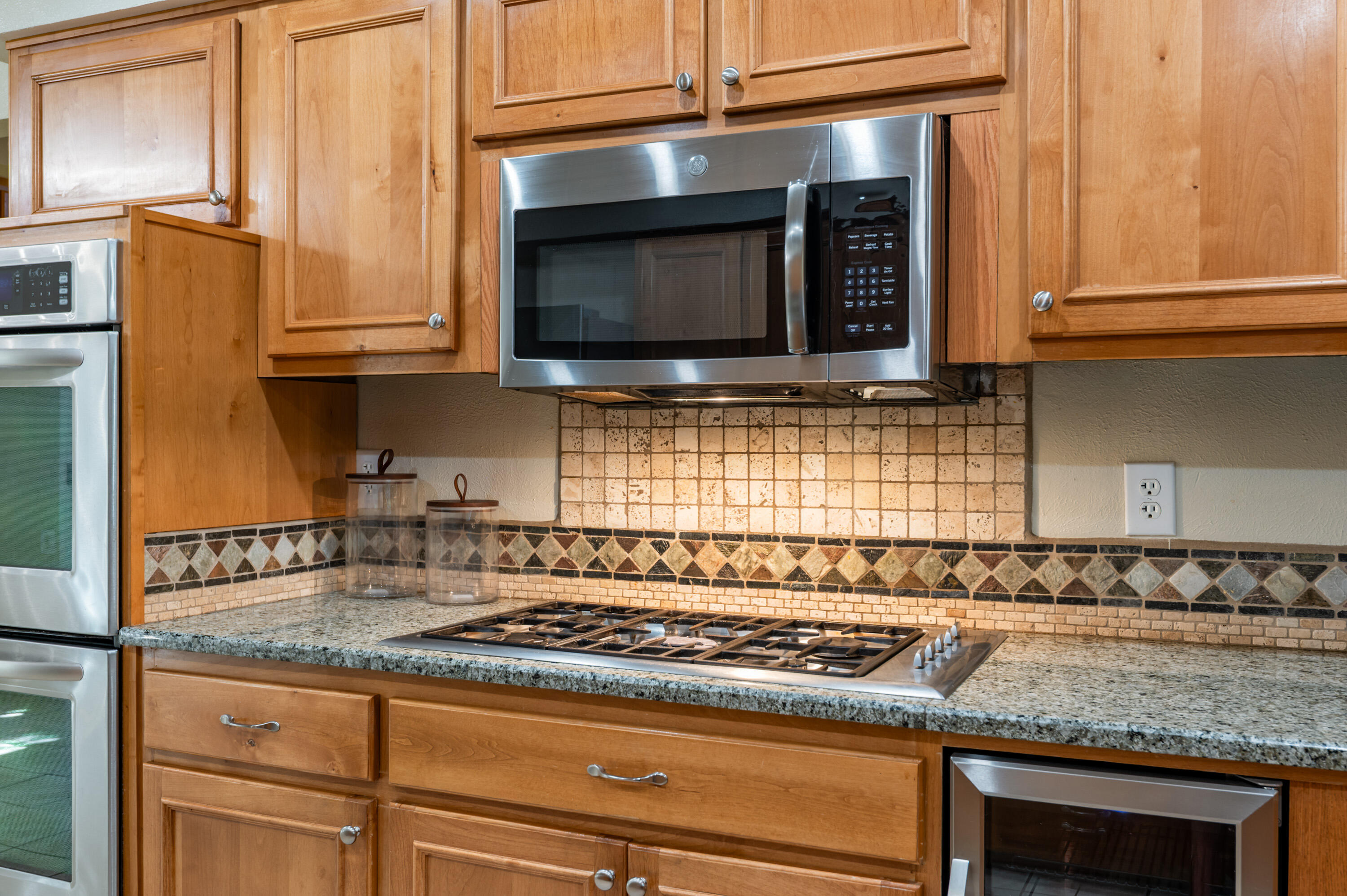 7933 ACADEMY Trail NE