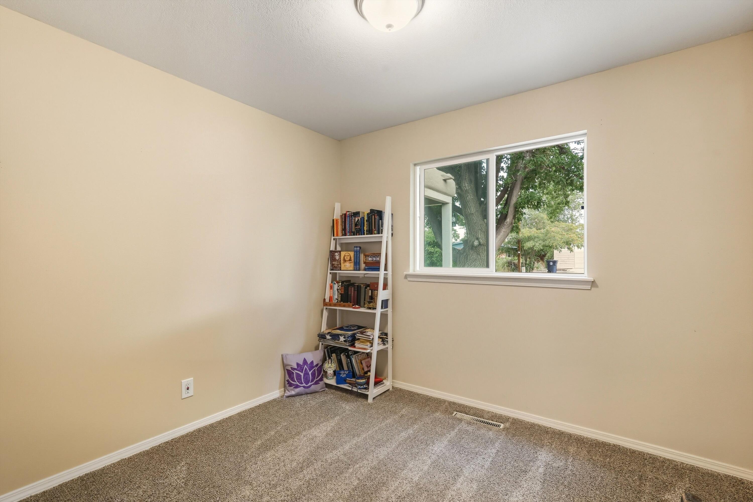 9004 SHOSHONE Road NE