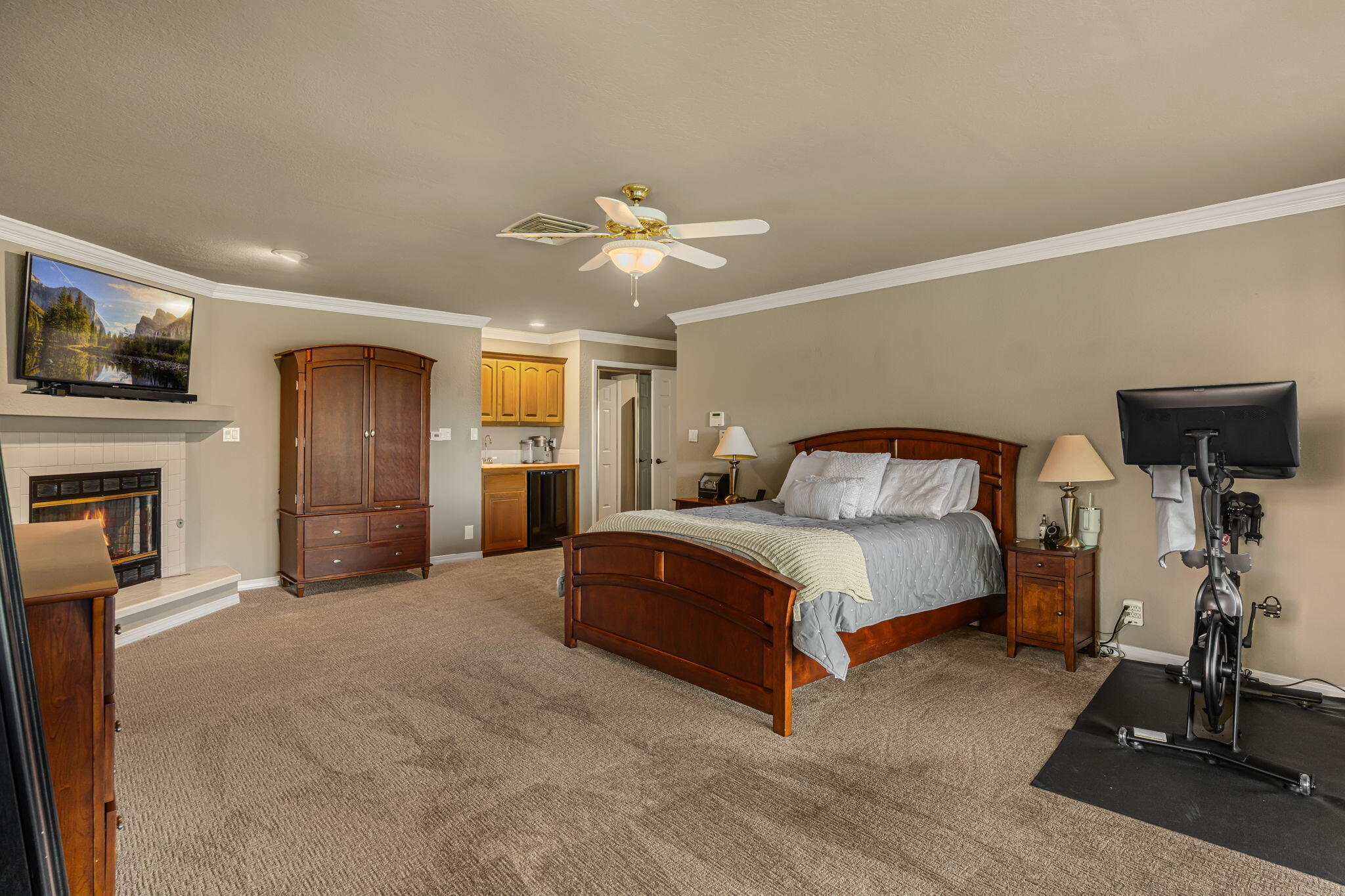 6505 MEADOW HILLS Street NE