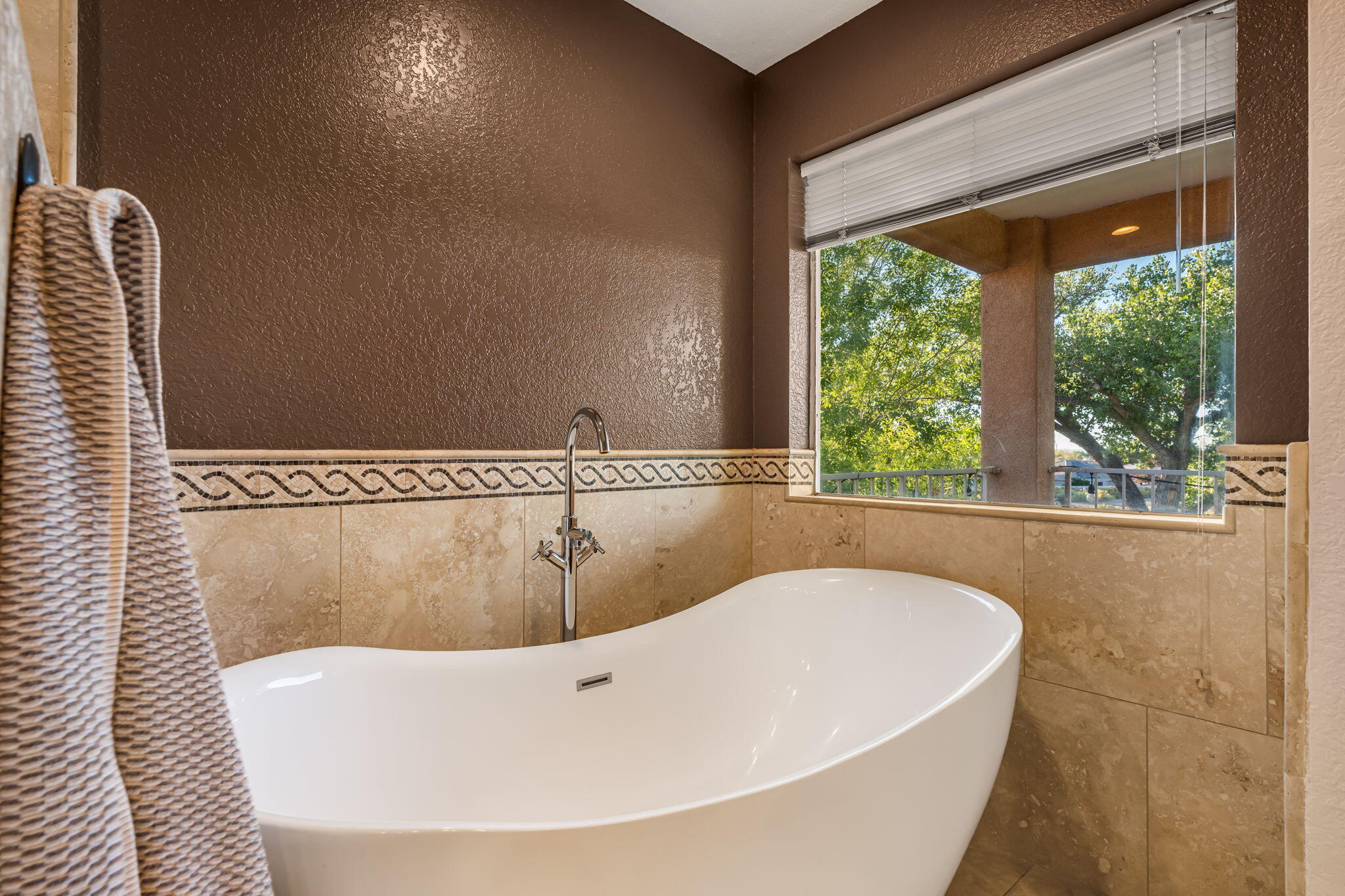 6505 MEADOW HILLS Street NE