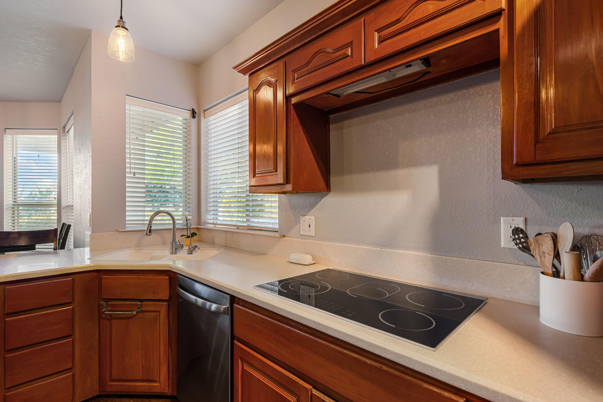 6505 MEADOW HILLS Street NE