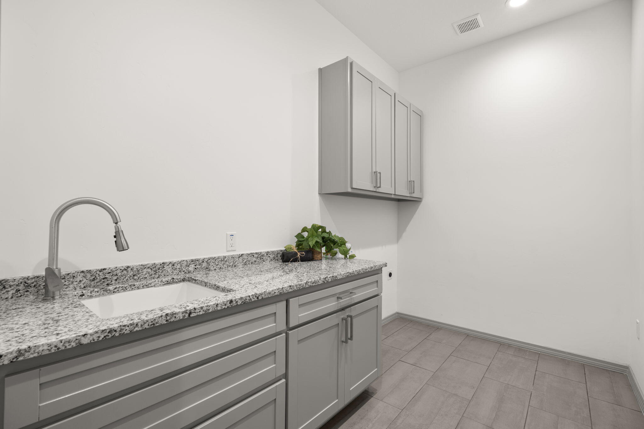 2006 SUTTLE Court NE