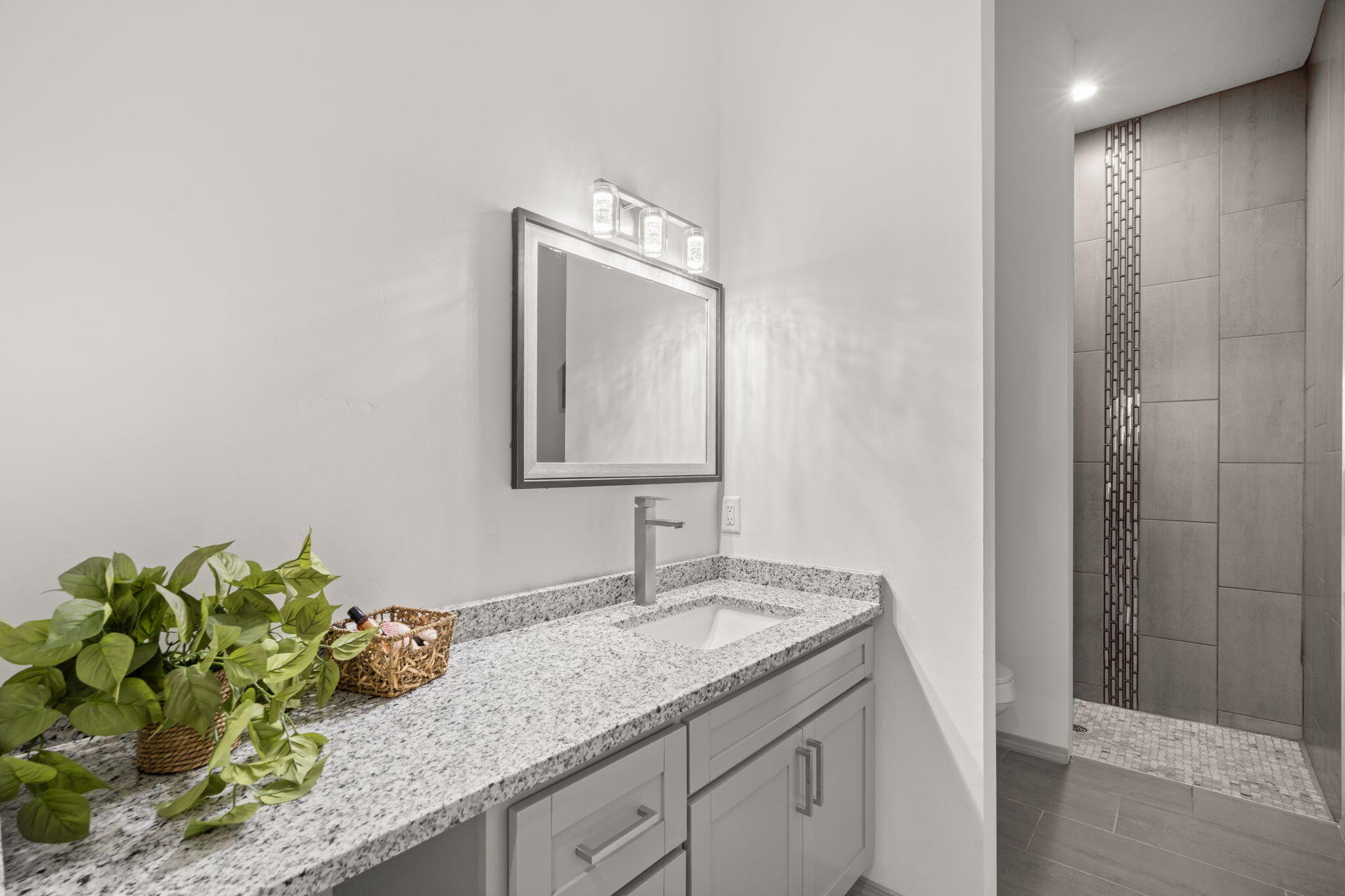 2006 SUTTLE Court NE