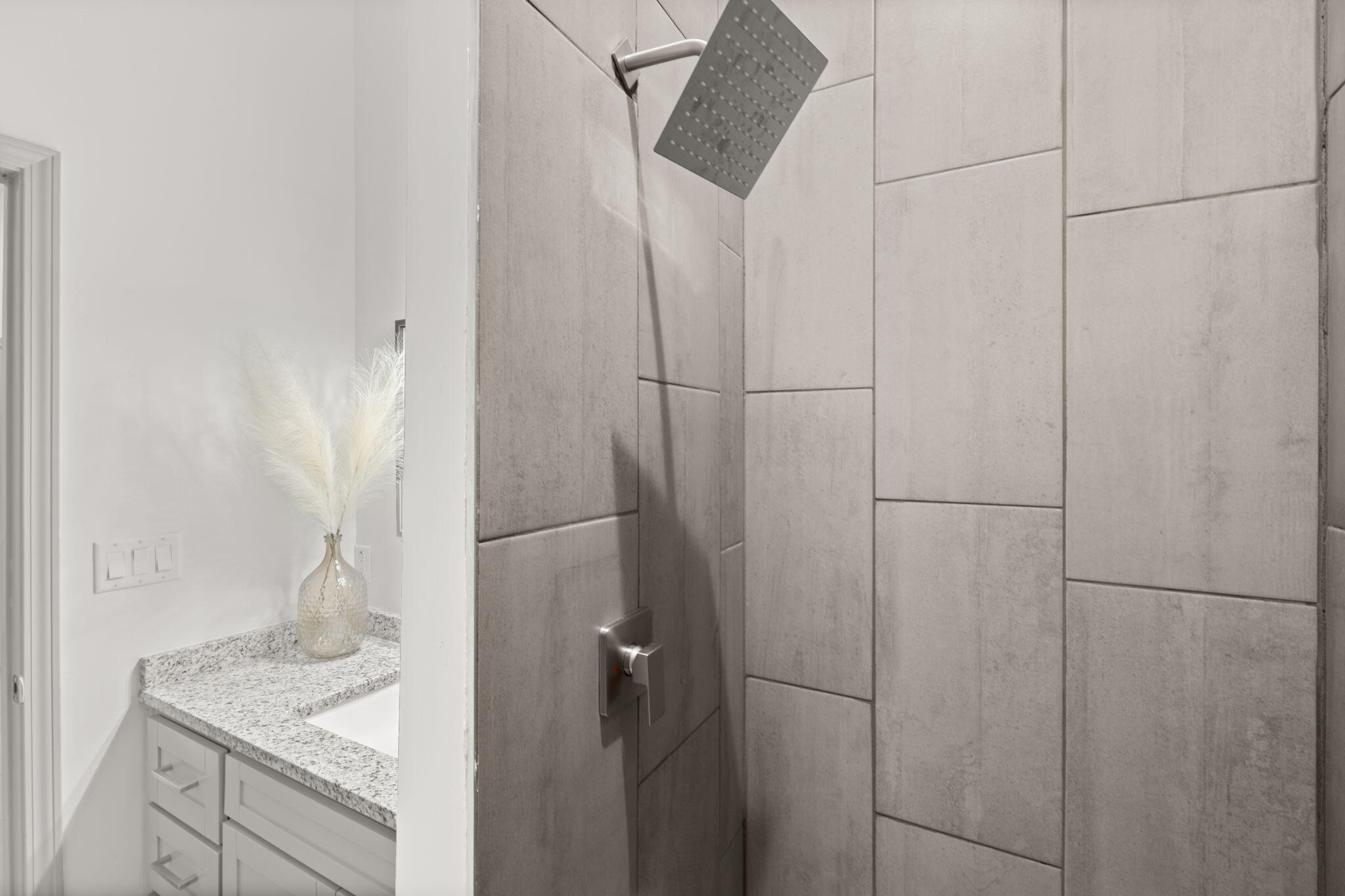 2006 SUTTLE Court NE