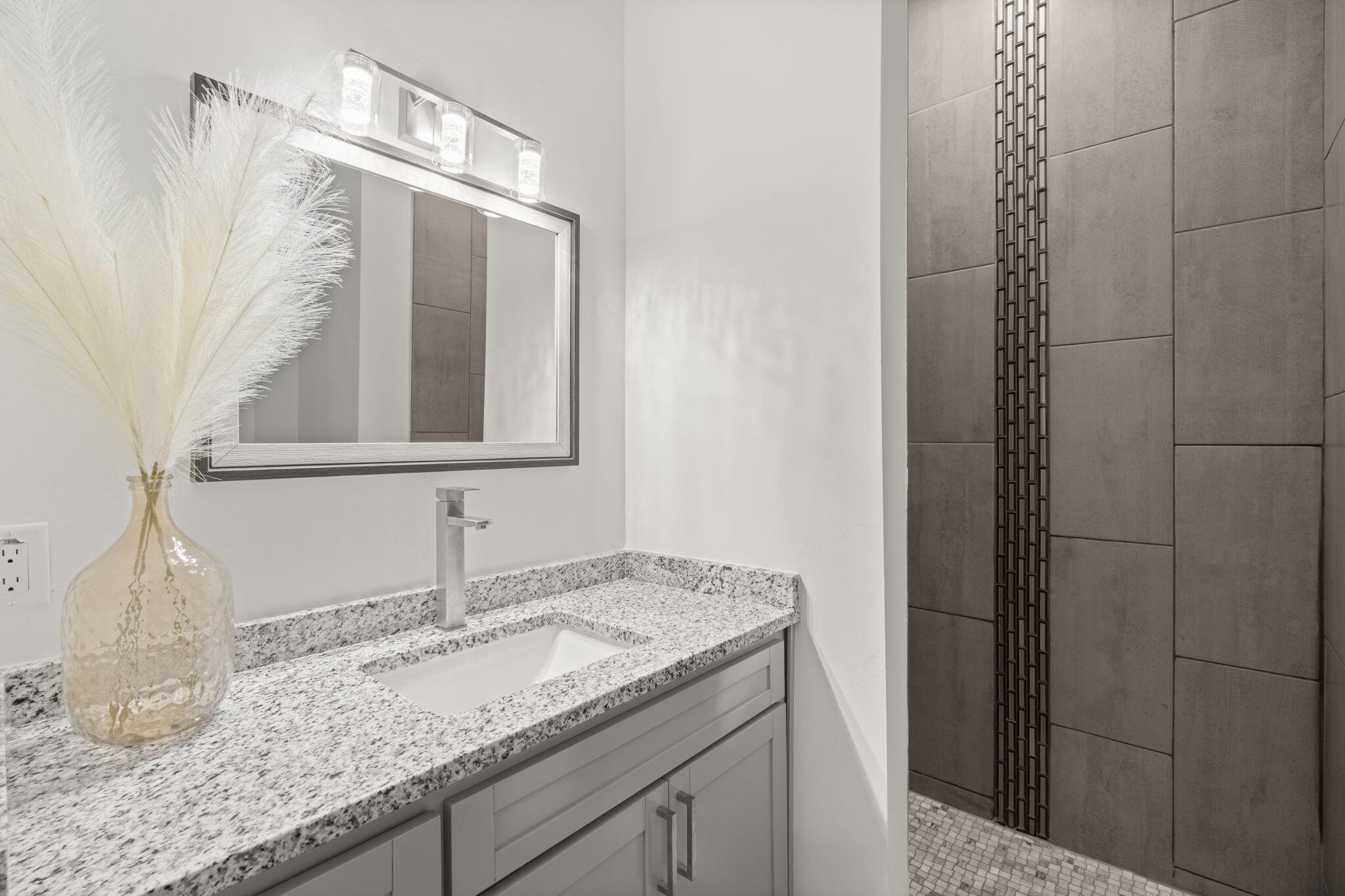 2006 SUTTLE Court NE