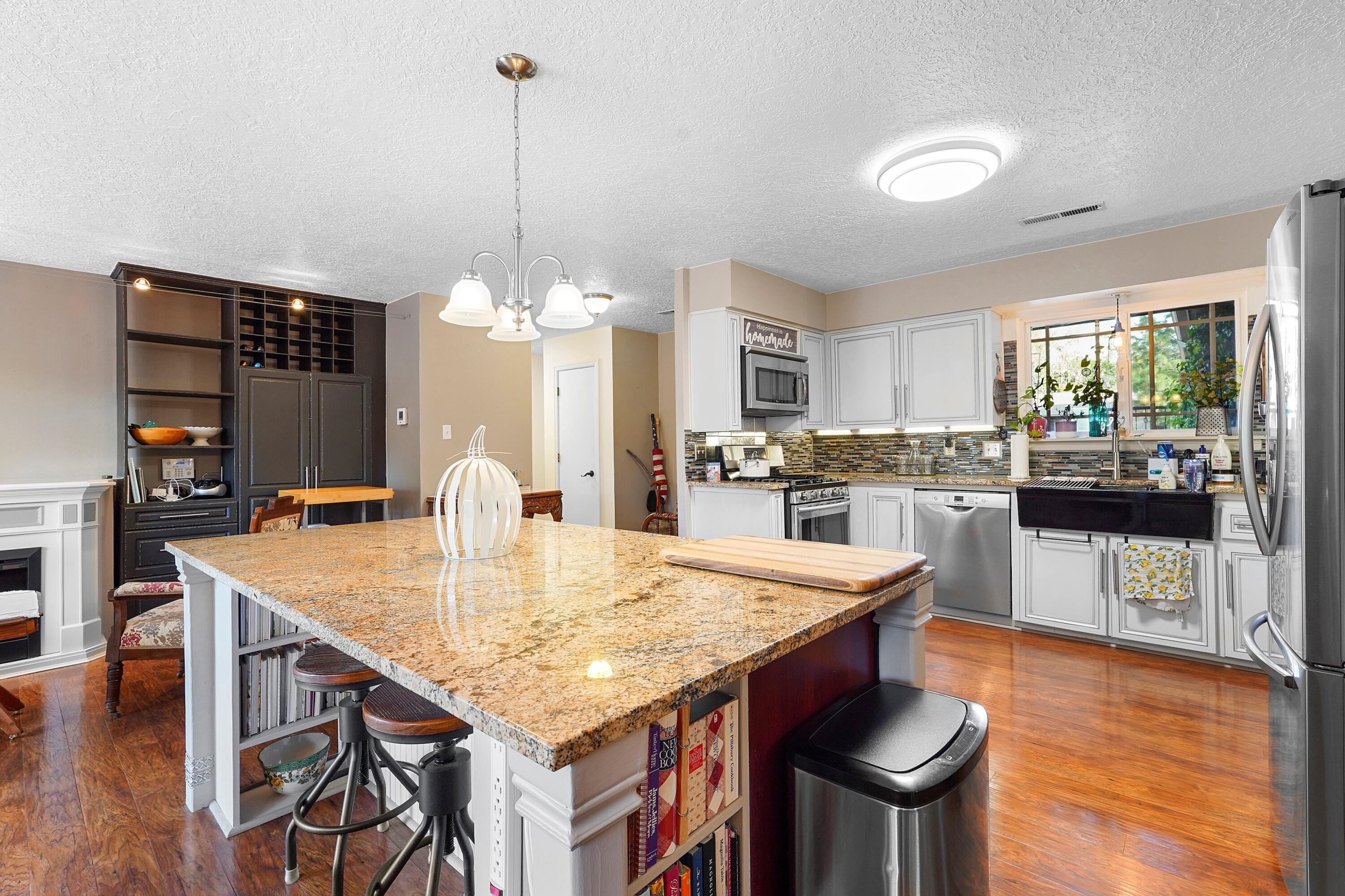 3727 VALERIE Place NE