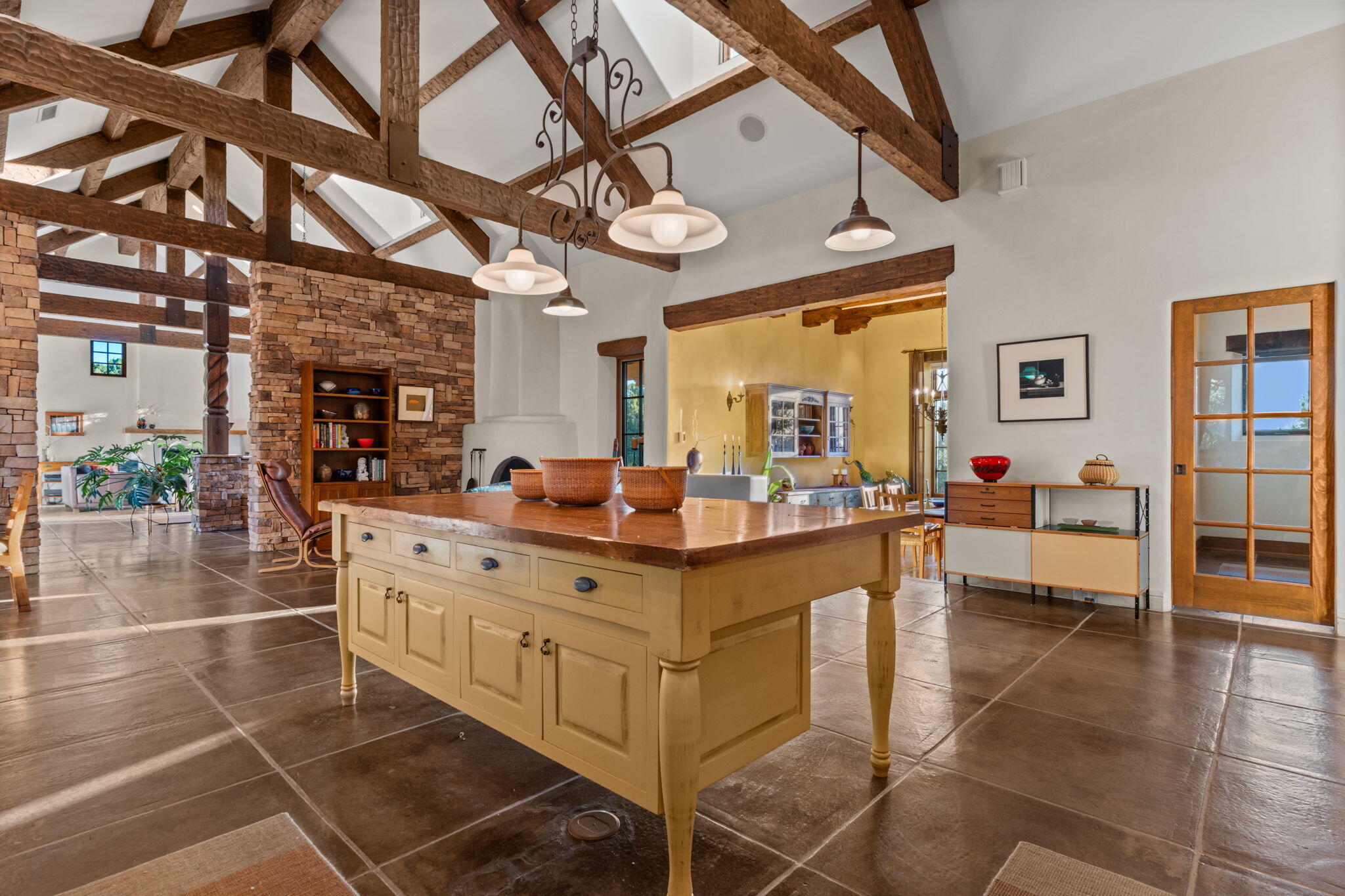 348 White Oaks Drive NE