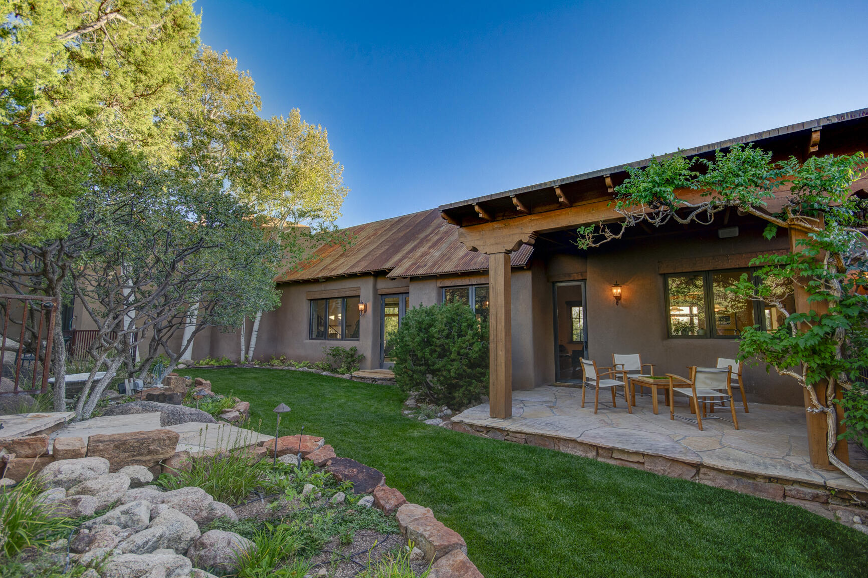 348 White Oaks Drive NE