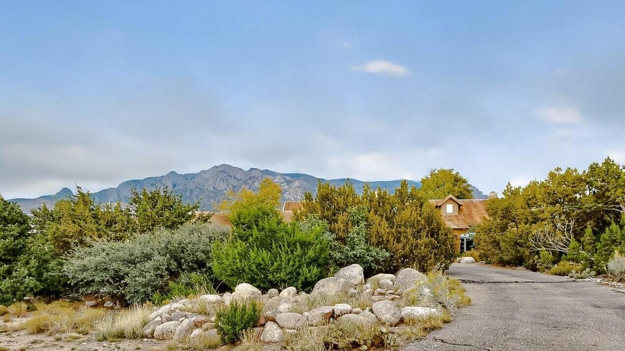 348 White Oaks Drive NE