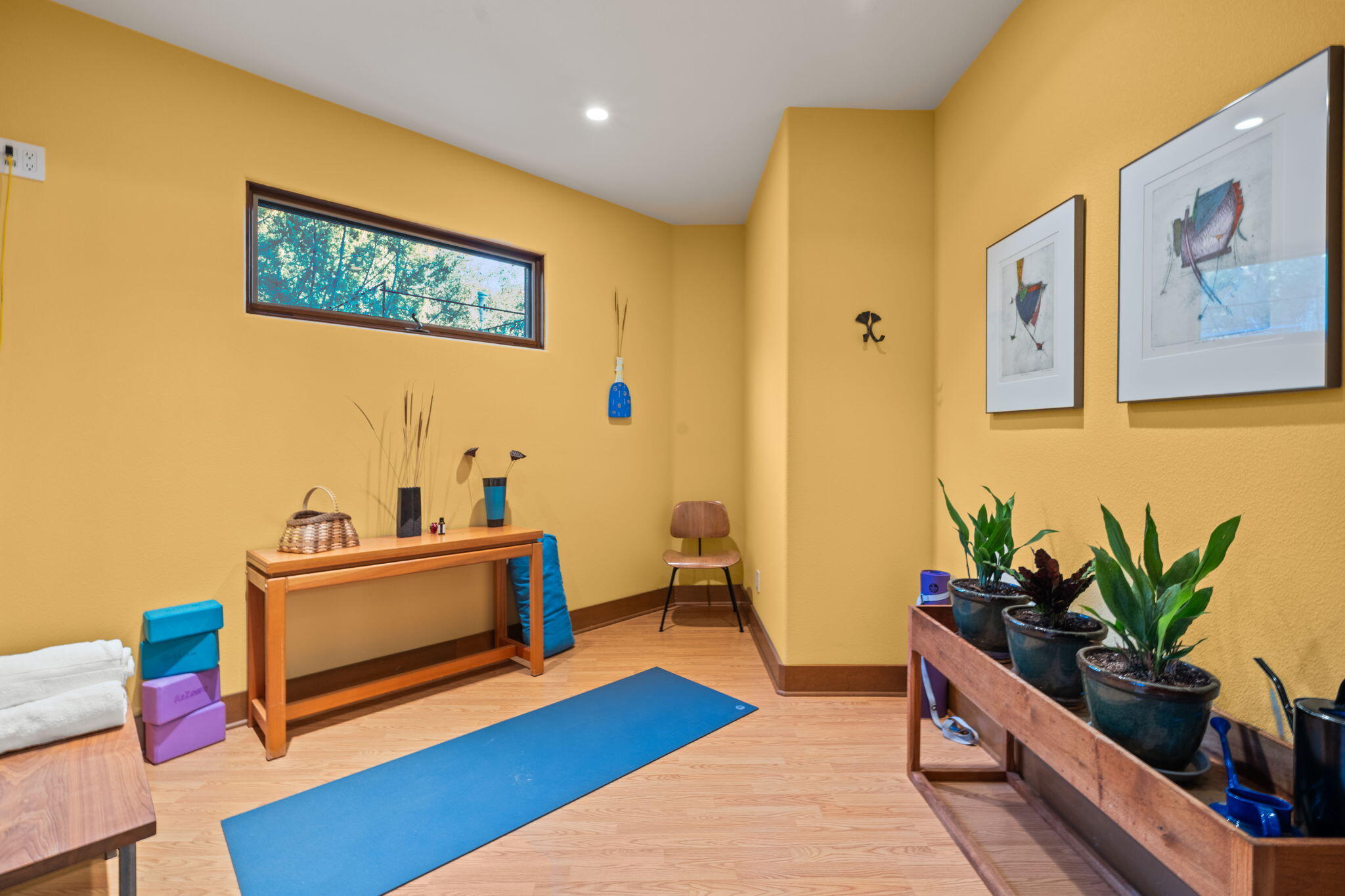 348 White Oaks Drive NE