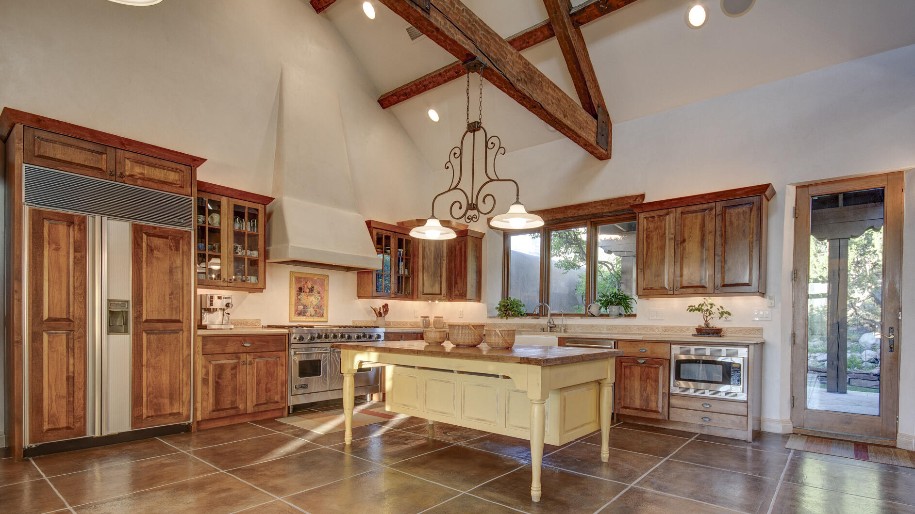 348 White Oaks Drive NE