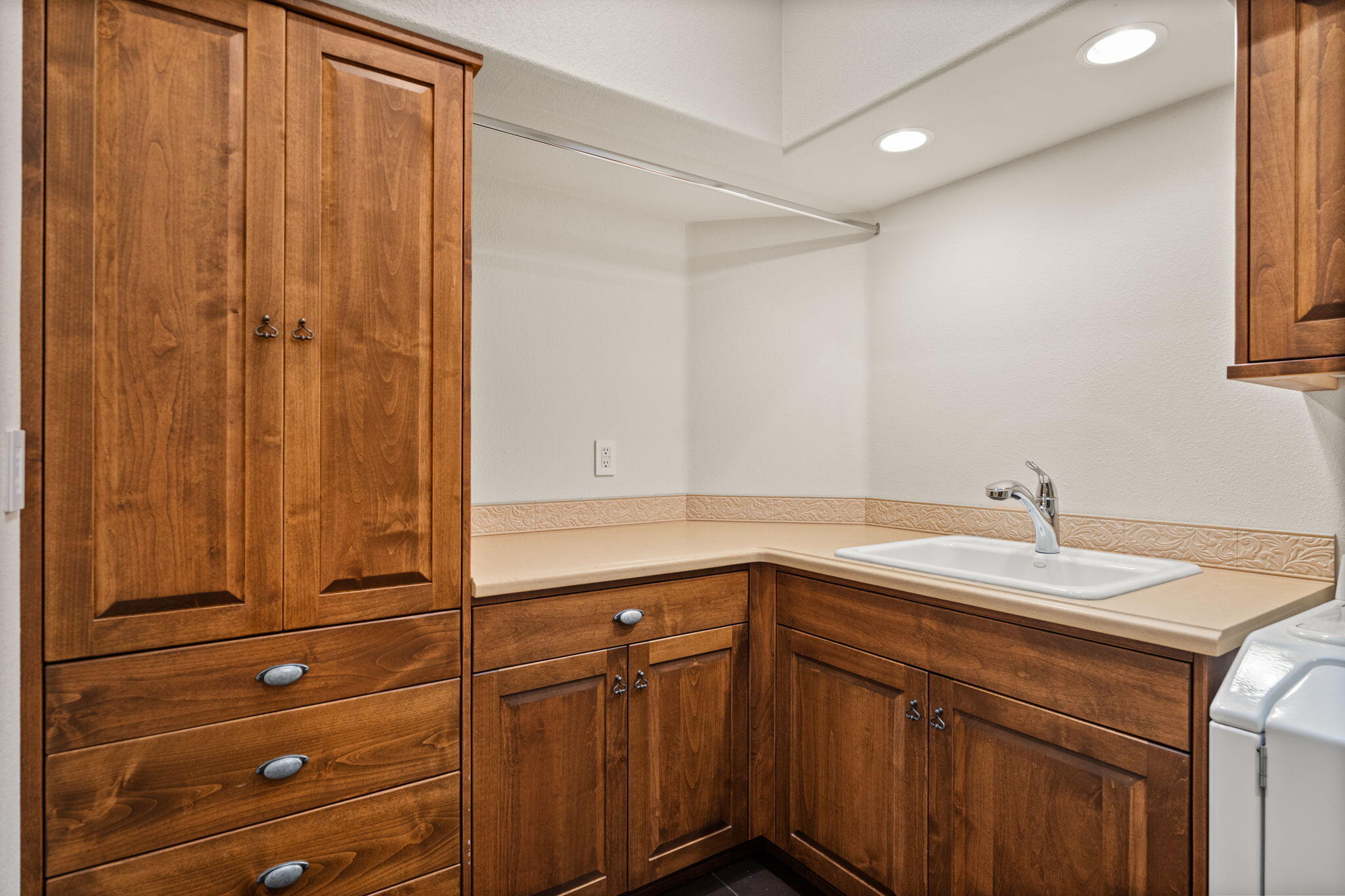 348 White Oaks Drive NE