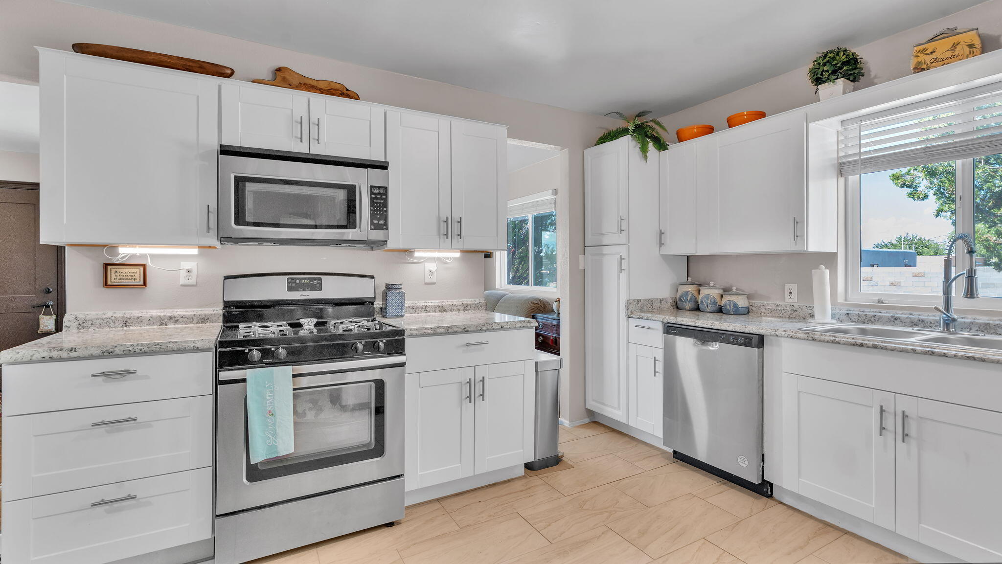 2354 VALENCIA Drive NE