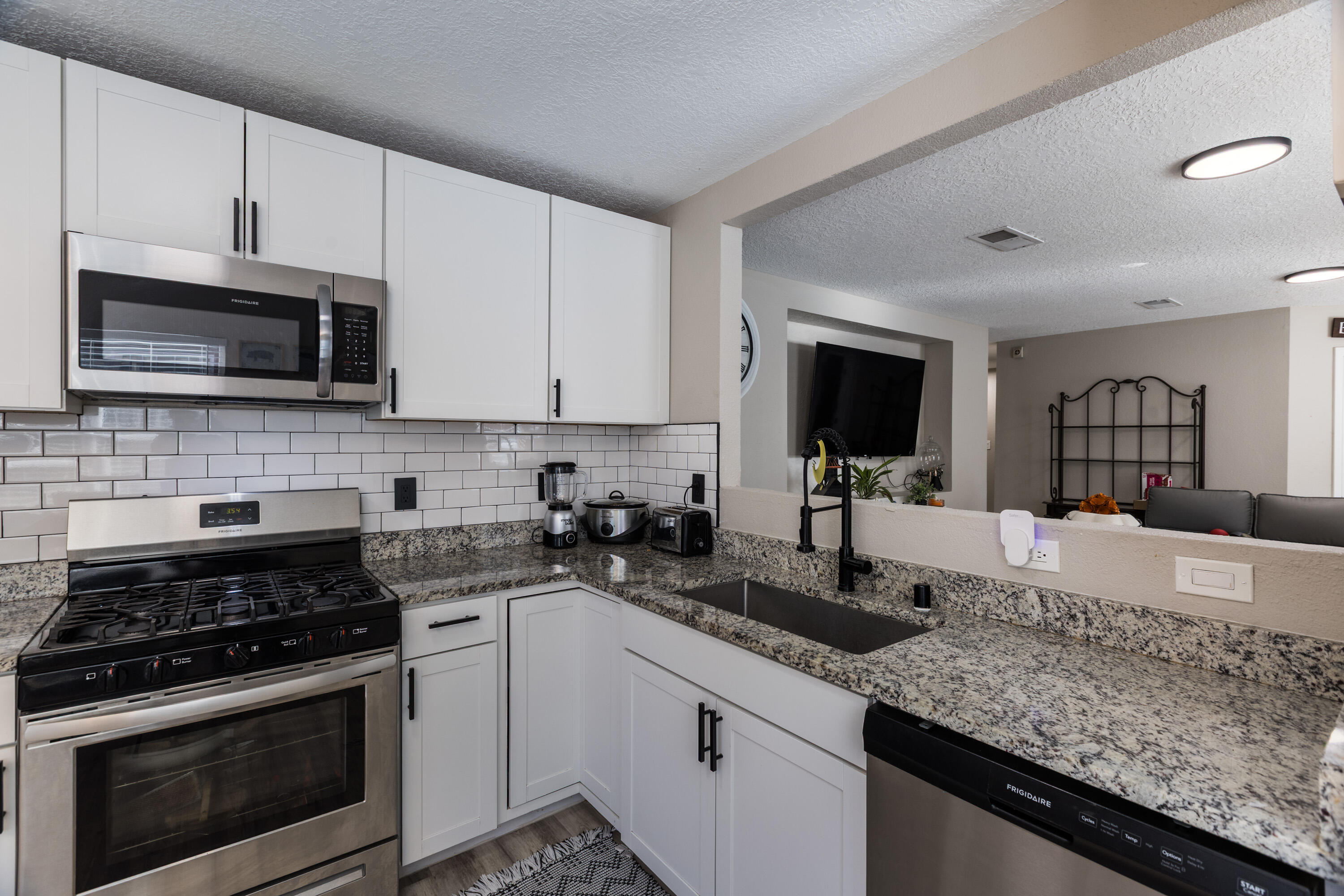 9409 DESERT PINE Avenue SW