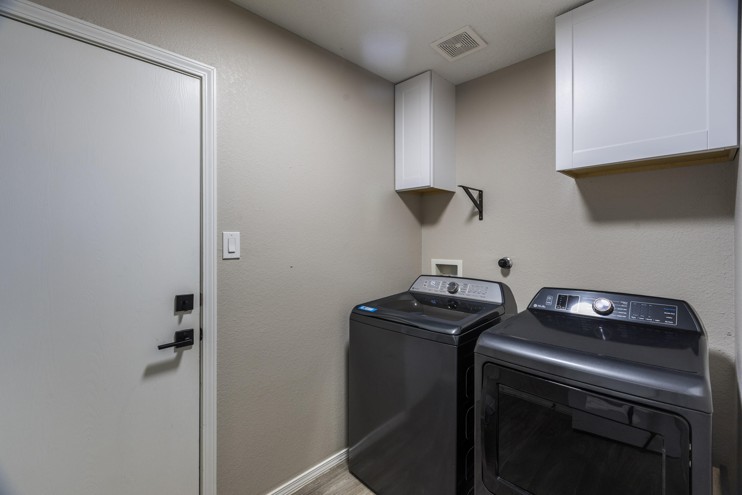 9409 DESERT PINE Avenue SW