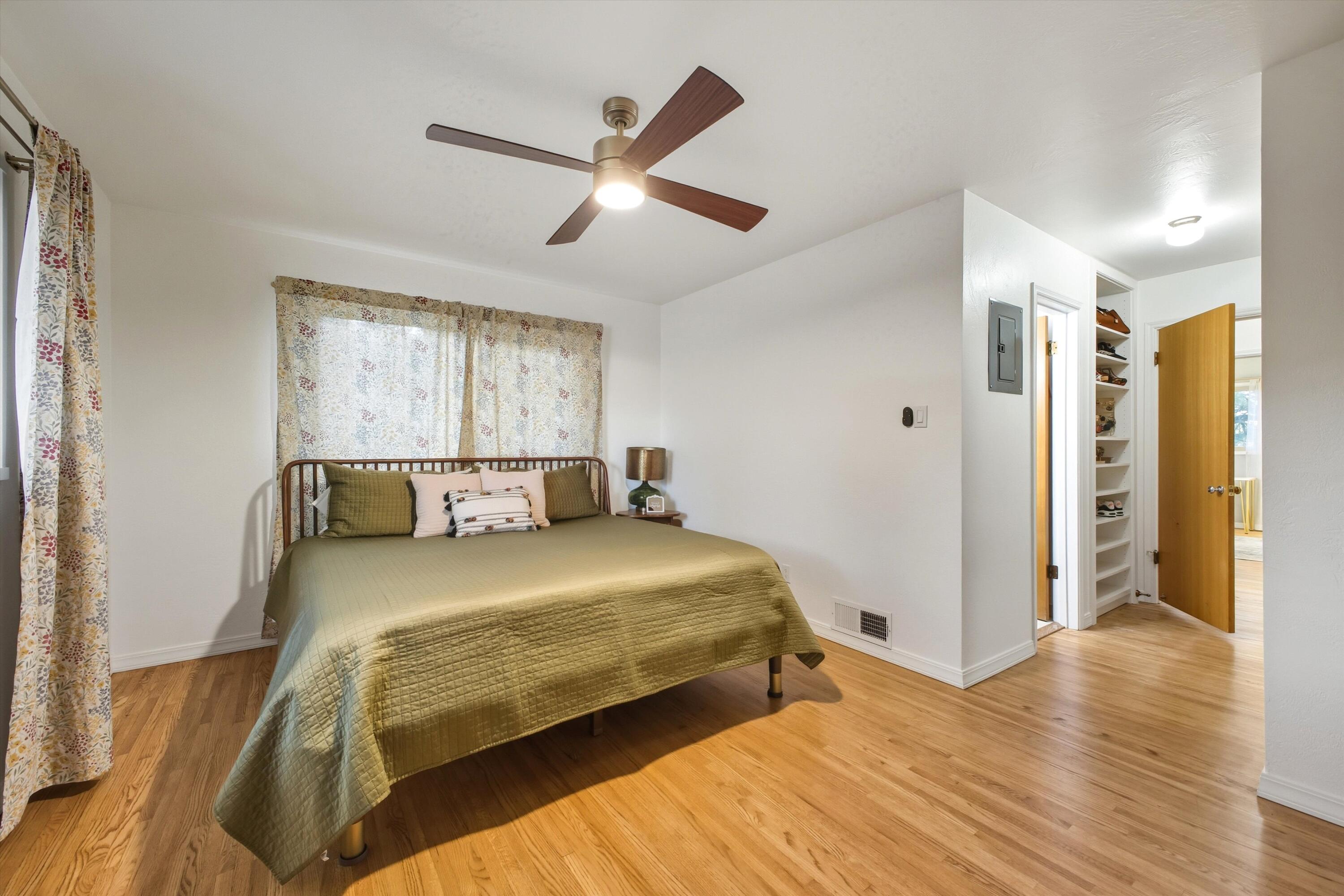 5152 CONSTITUTION Avenue NE