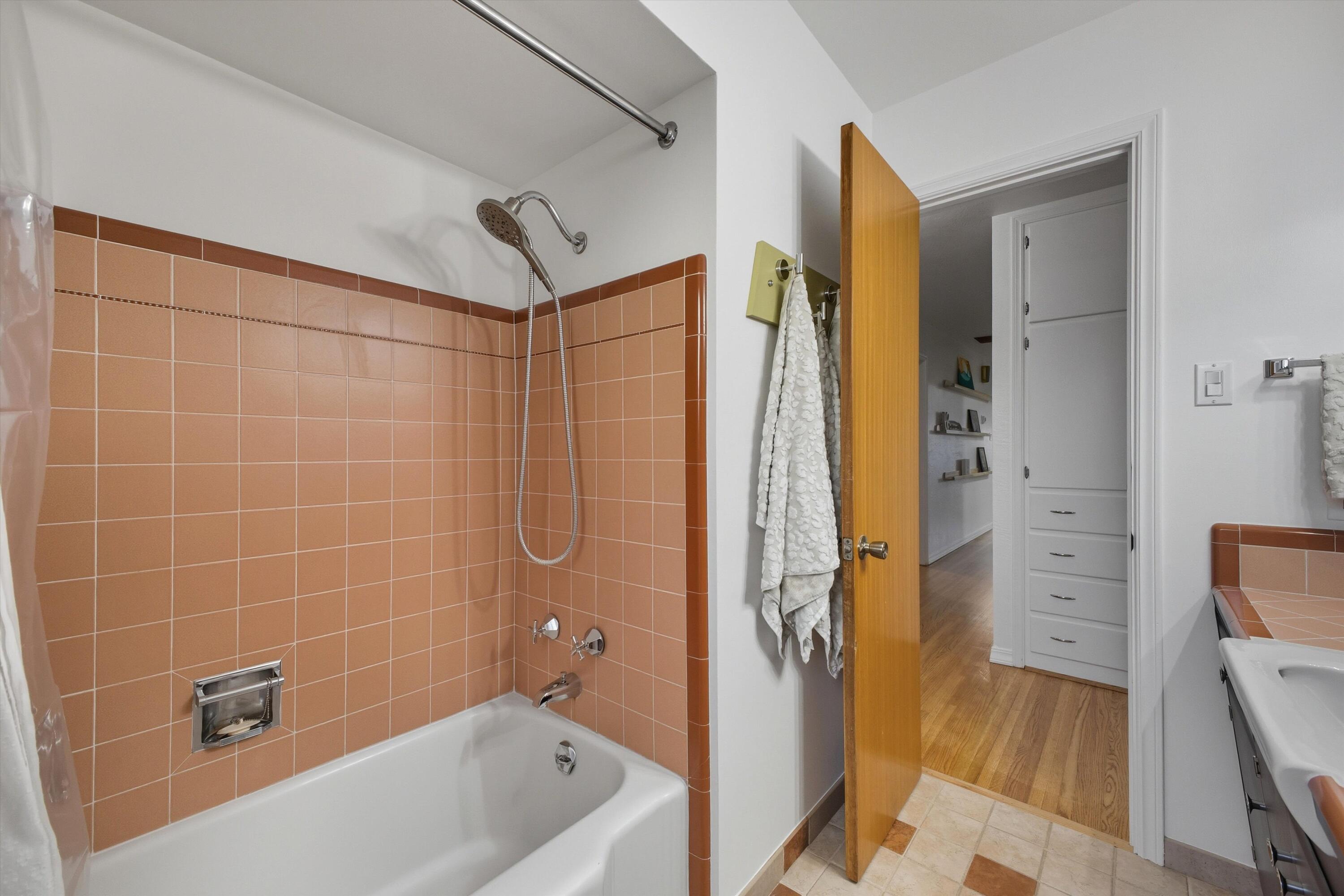 5152 CONSTITUTION Avenue NE