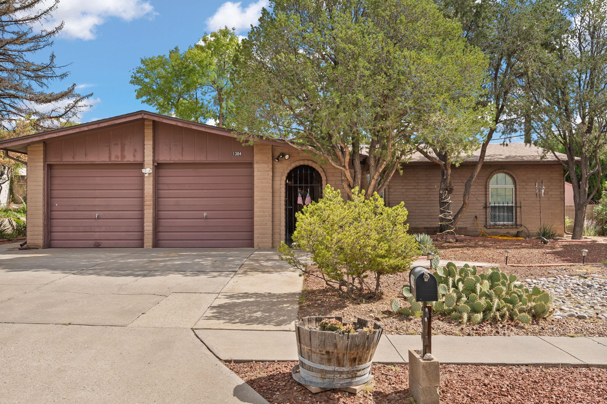 1304 HIAWATHA Drive NE