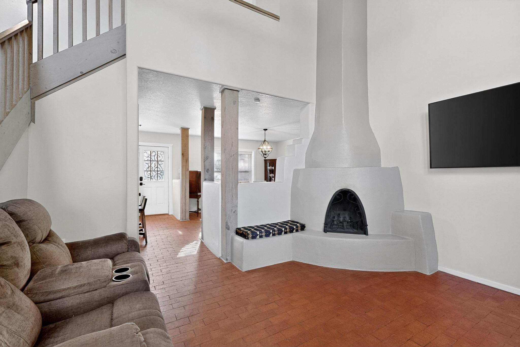 2518 THOMPSON Loop NW