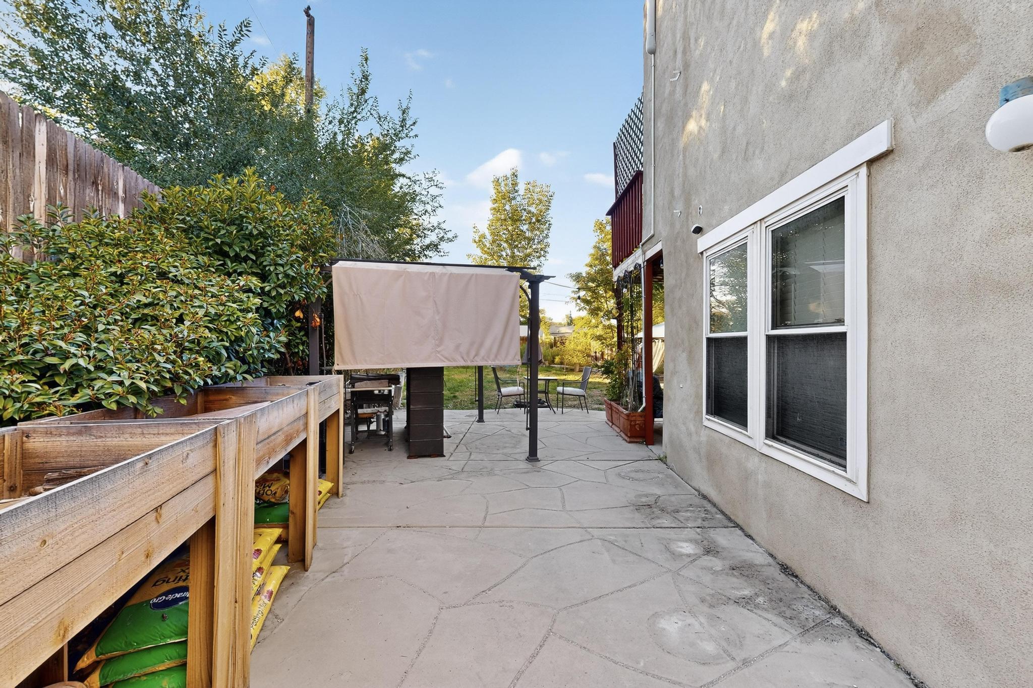 2518 THOMPSON Loop NW