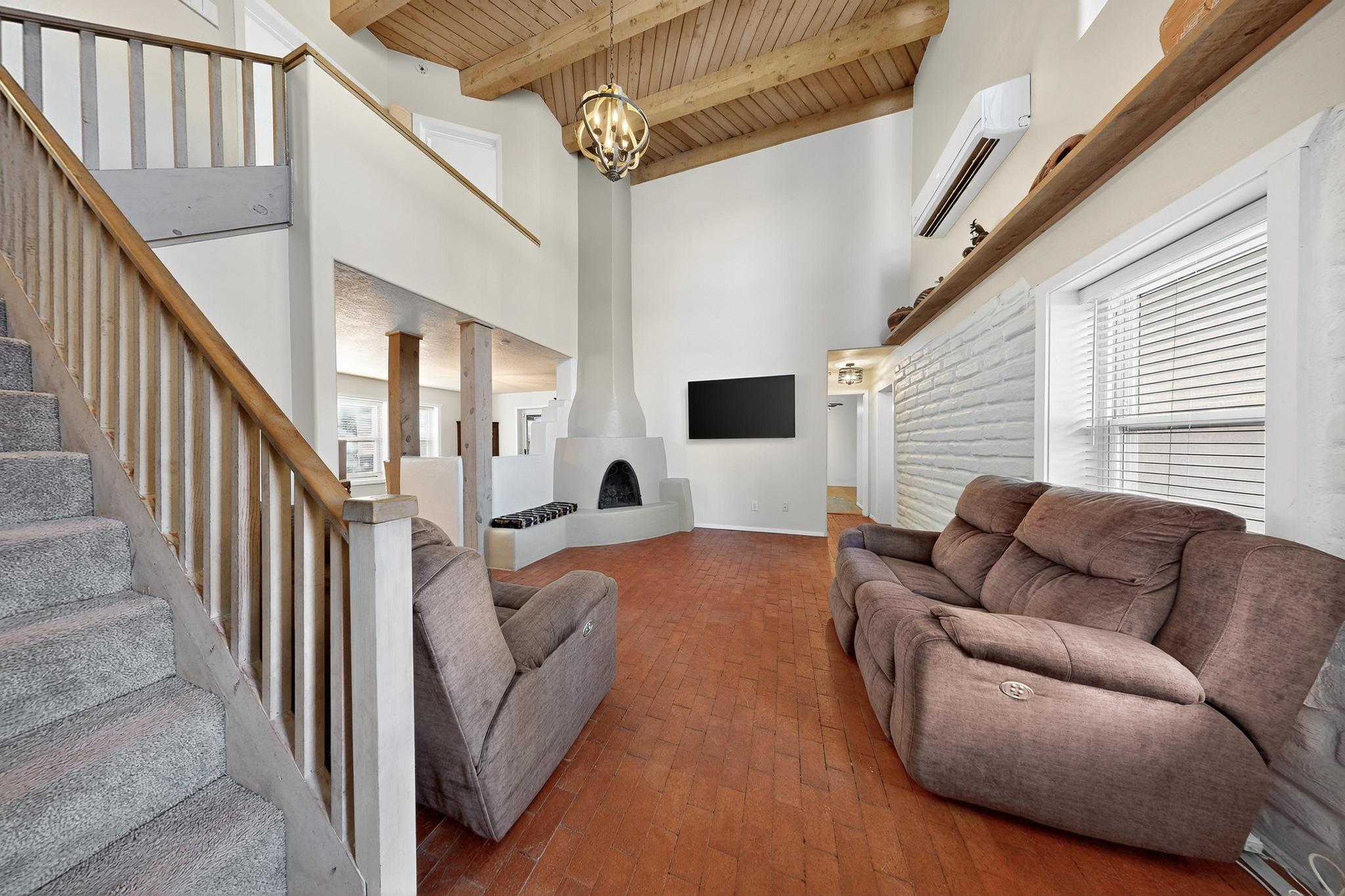 2518 THOMPSON Loop NW