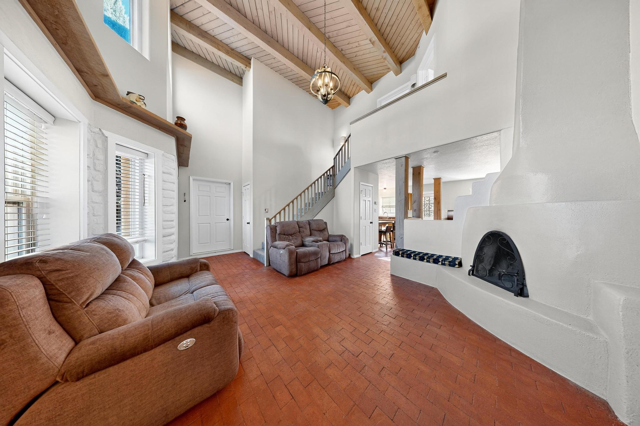 2518 THOMPSON Loop NW