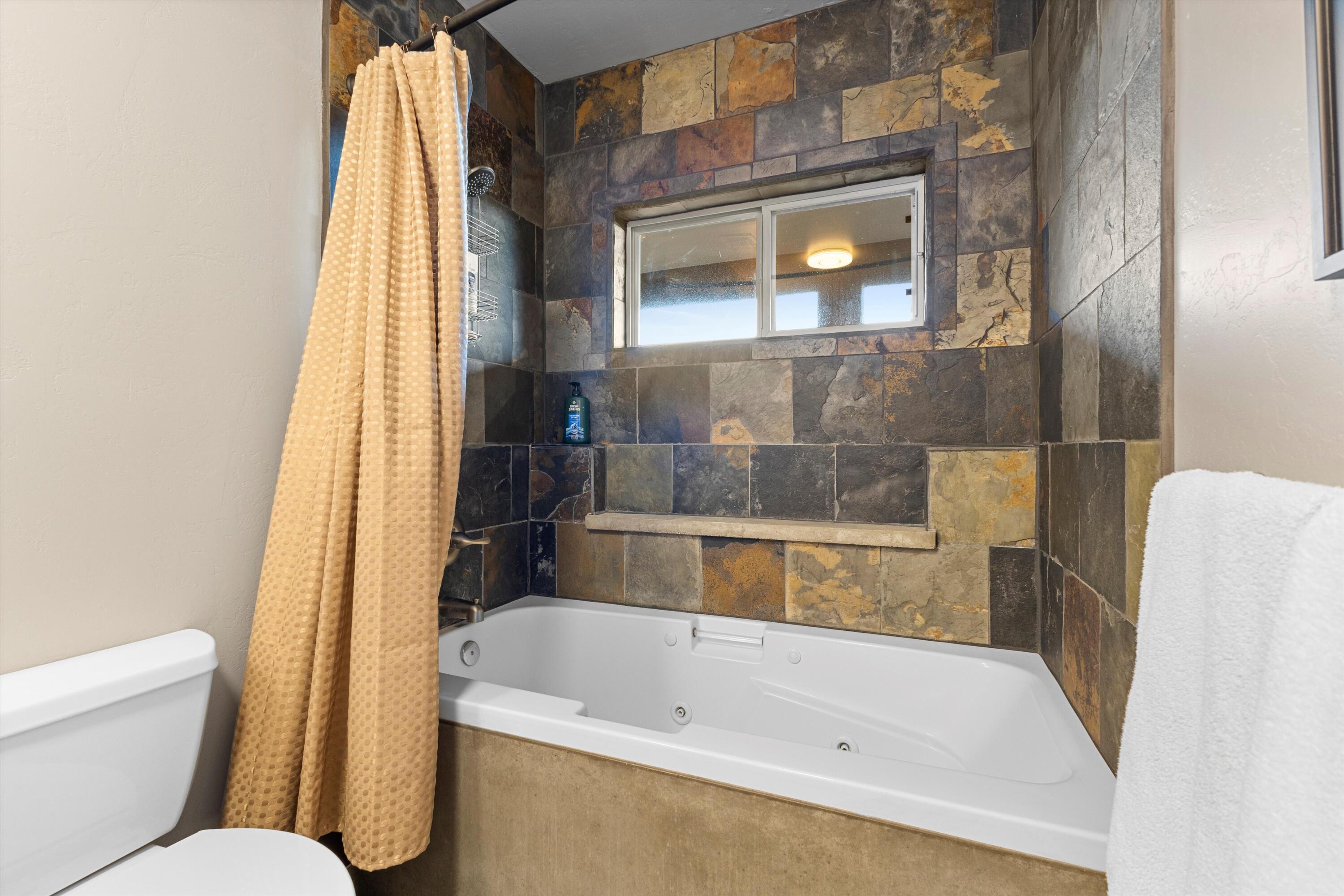 1632 Cliffside Drive NW