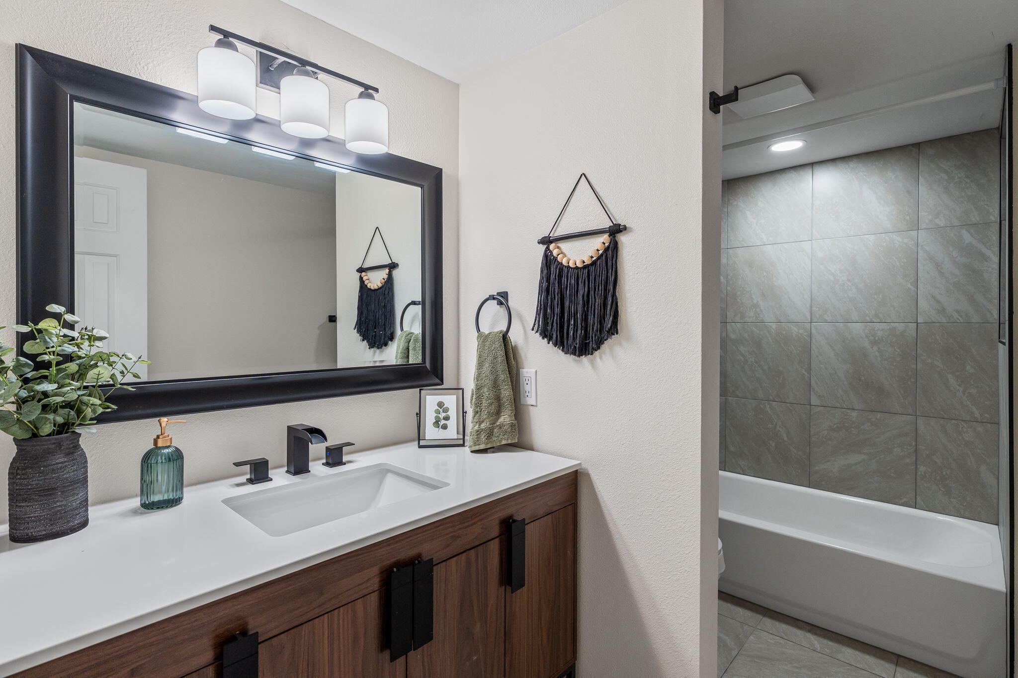 1701 Miracerros Place NE