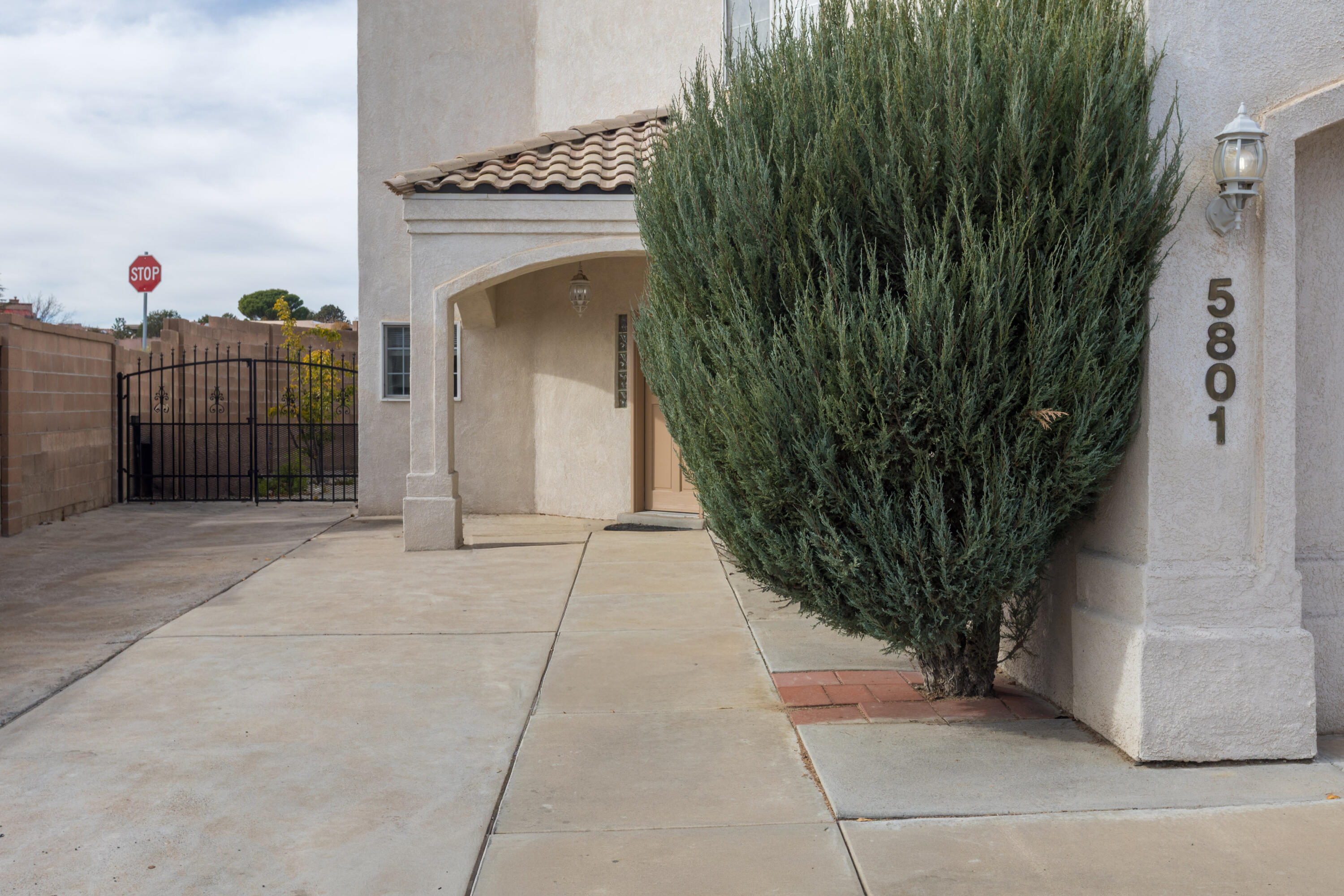 5801 Tres Vistas Court NW