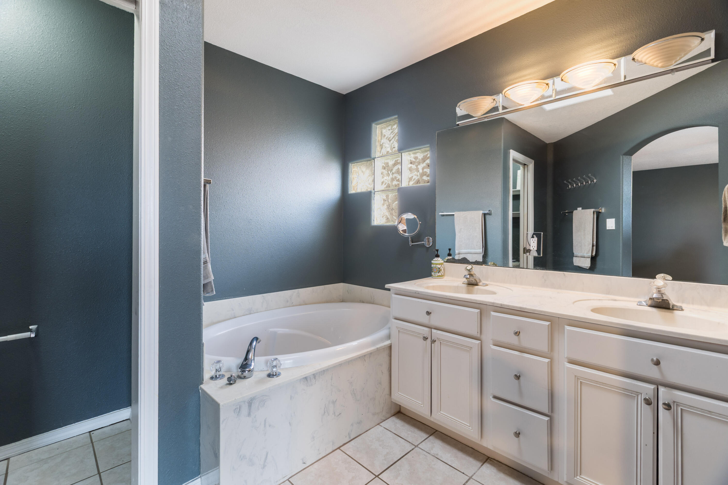 5801 Tres Vistas Court NW