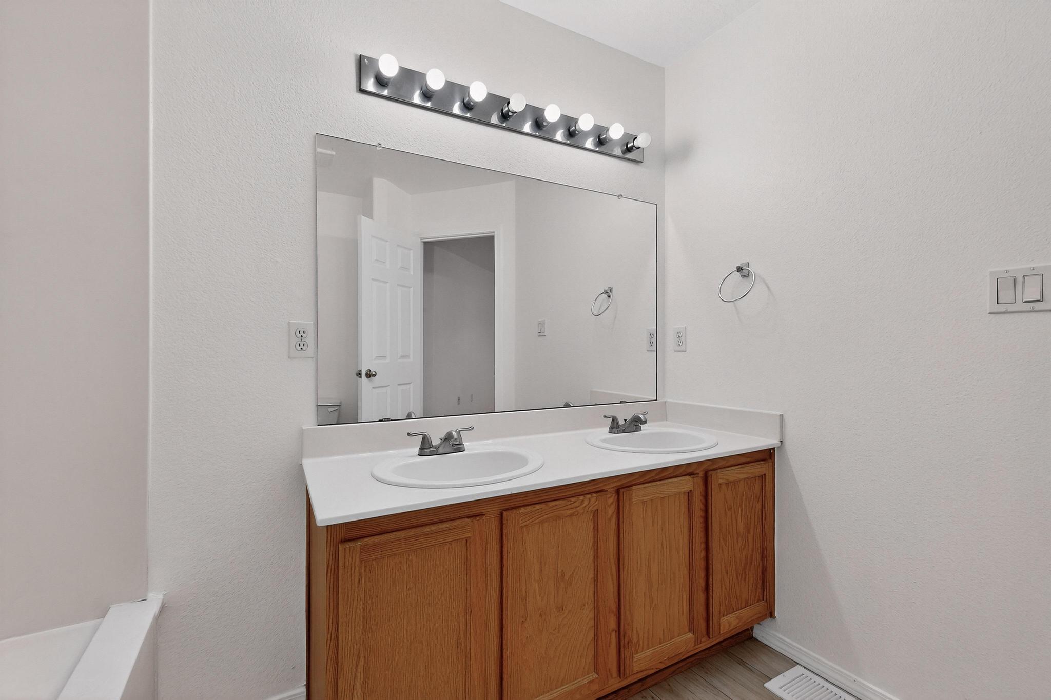 4247 Altura Vista Lane NE