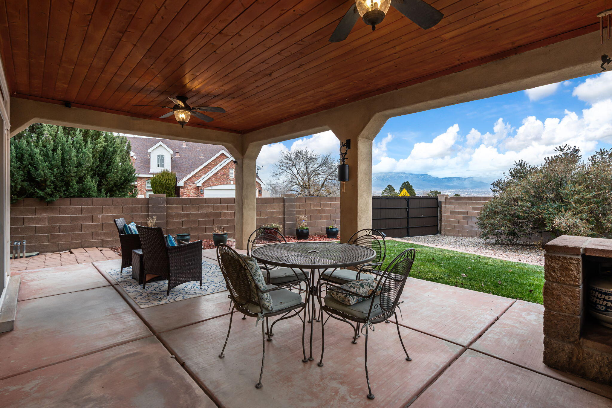 7456 Longview Drive NW