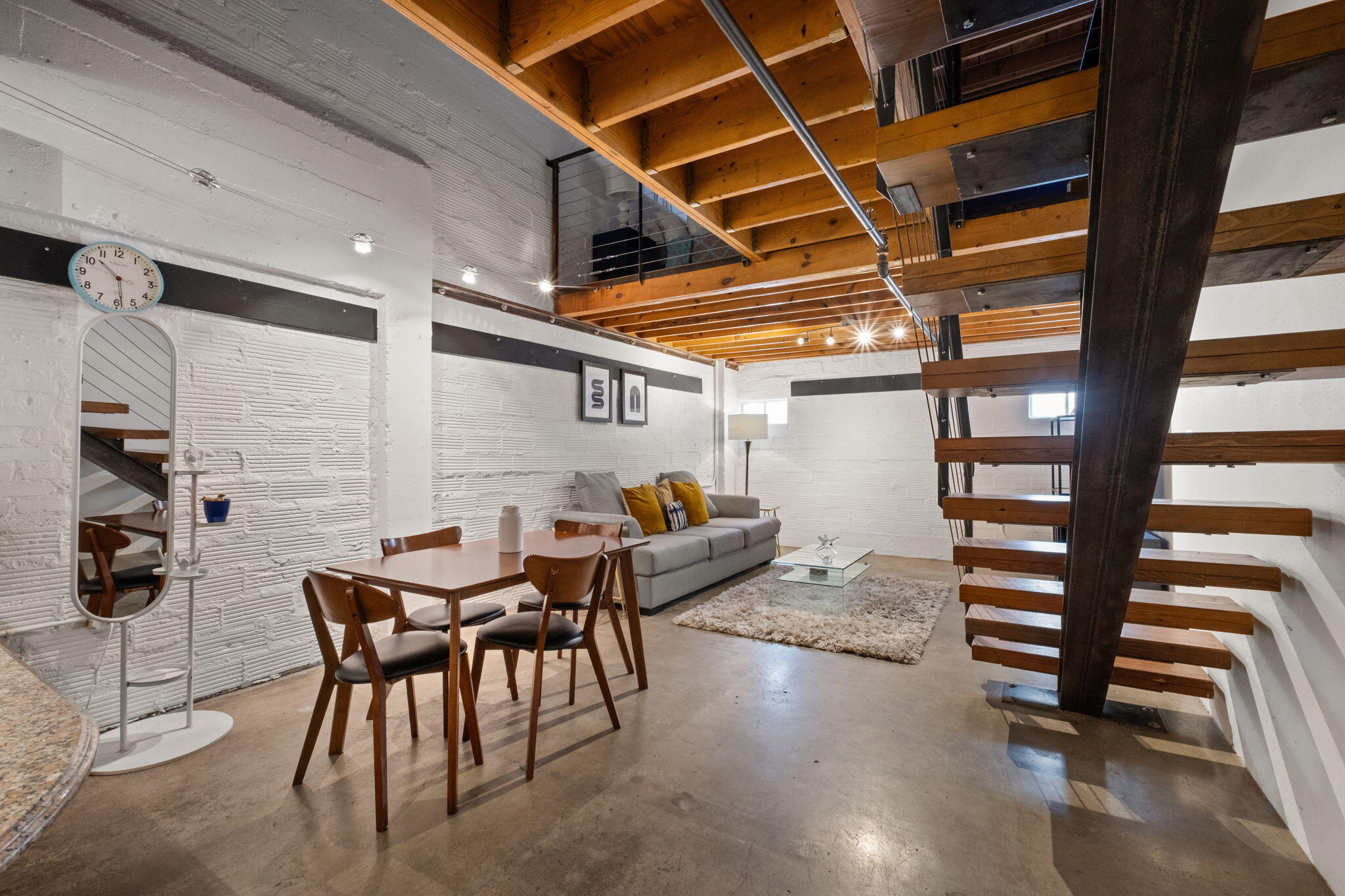 2001 Gold Avenue SE 3