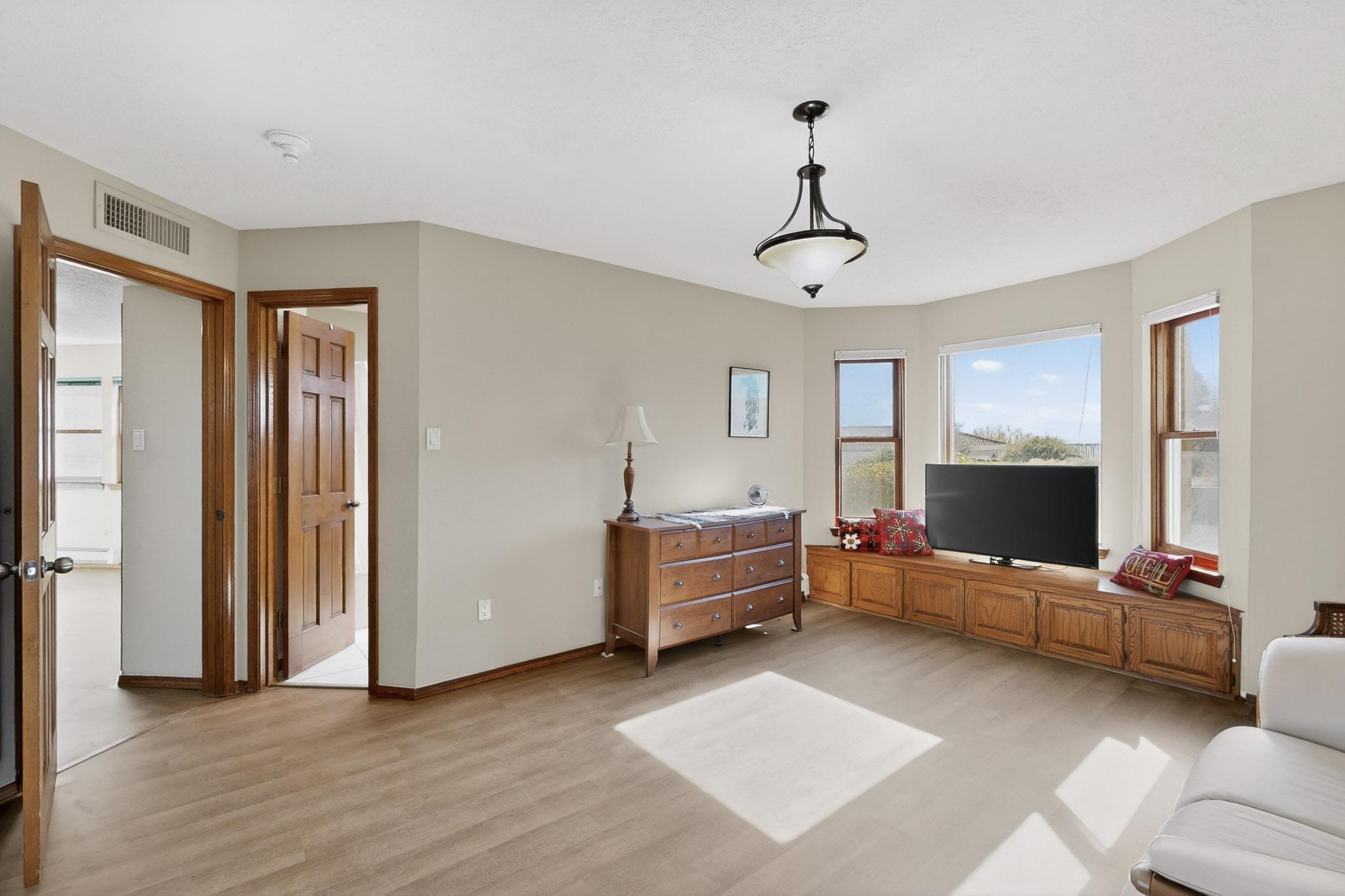 1323 Crestview Drive SW