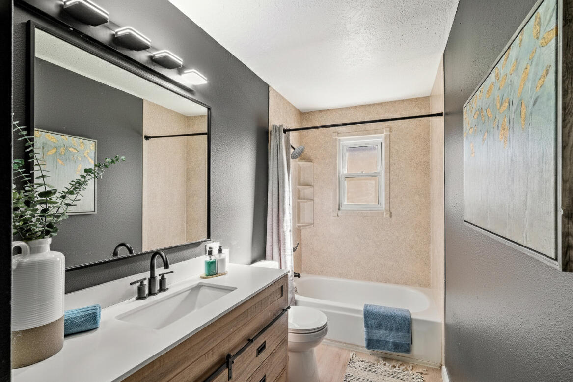 232 Shirley Street NE