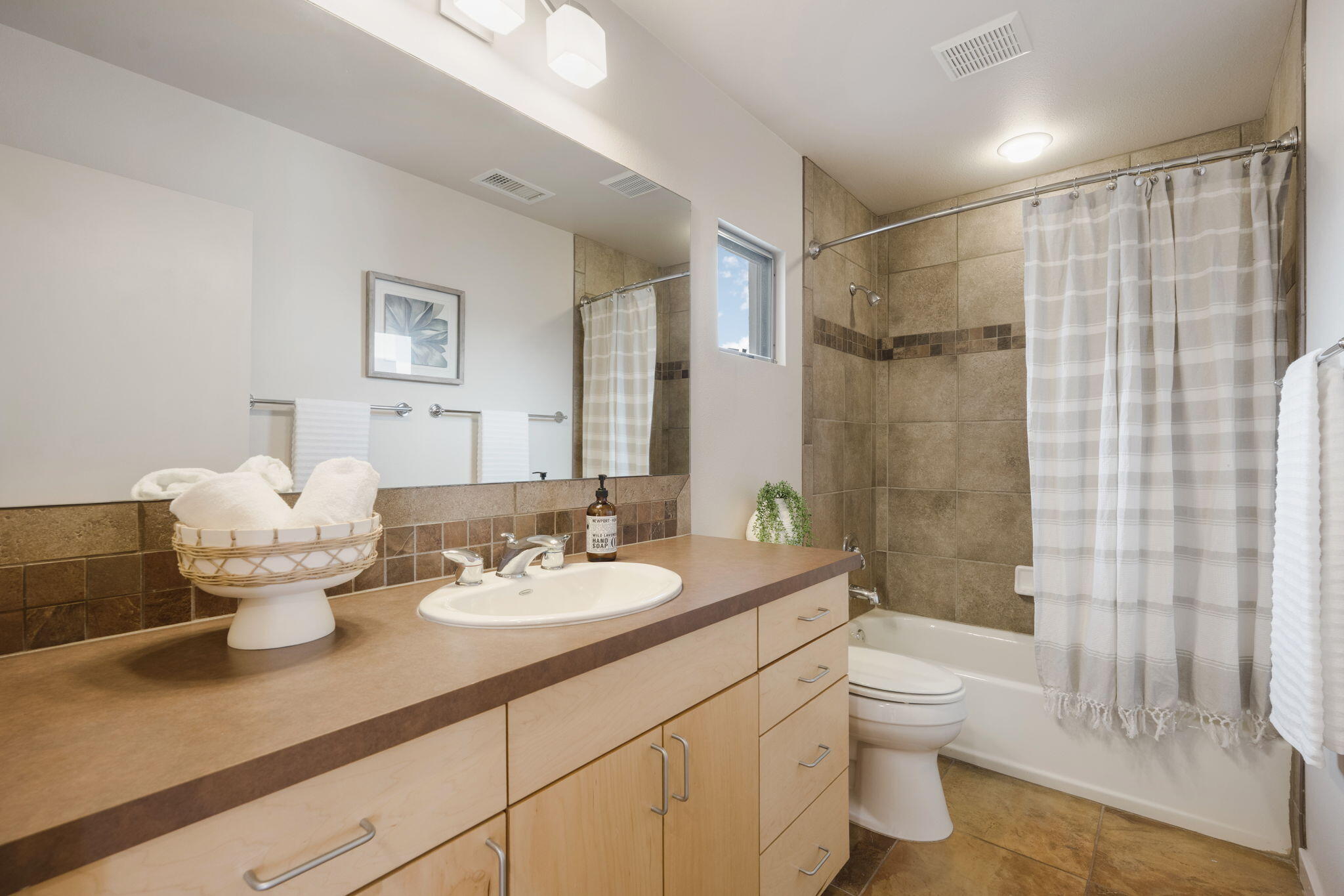 216 Aliso Drive SE