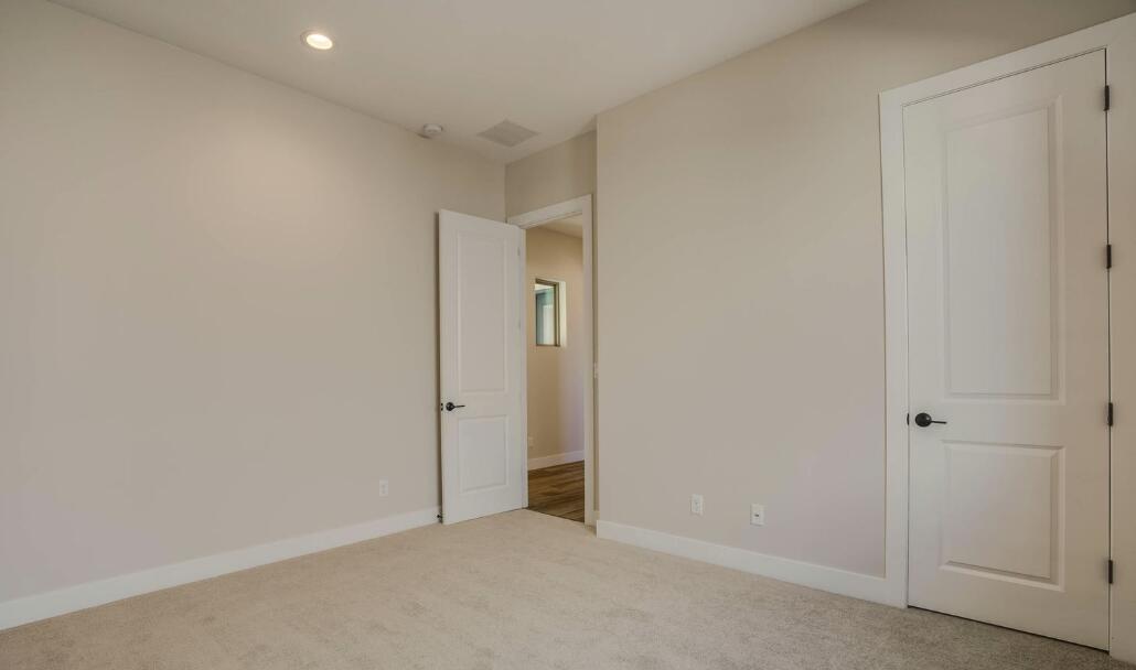 6733 E Akademeia Loop NE