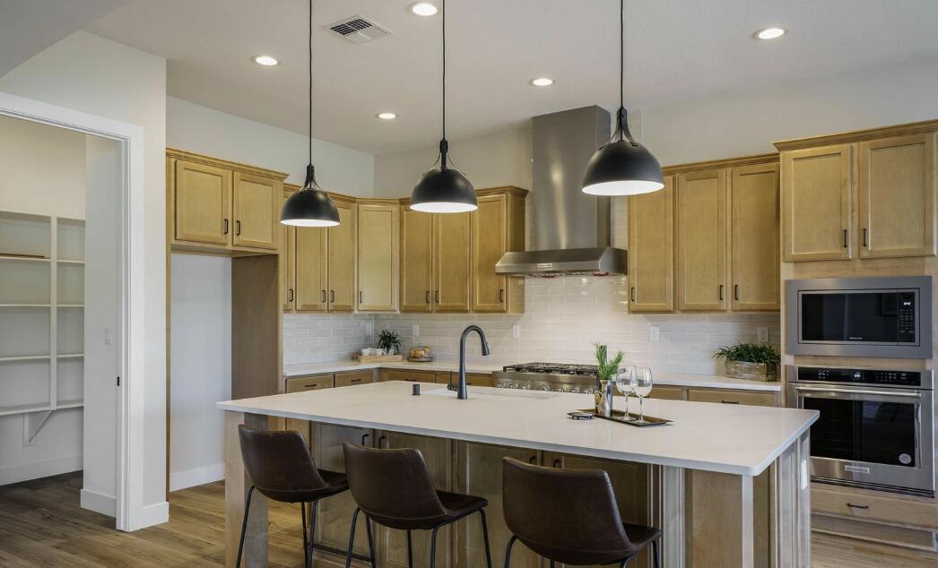 6733 E Akademeia Loop NE