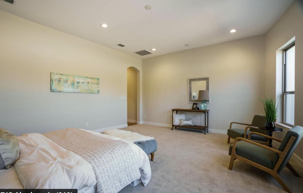 6733 E Akademeia Loop NE