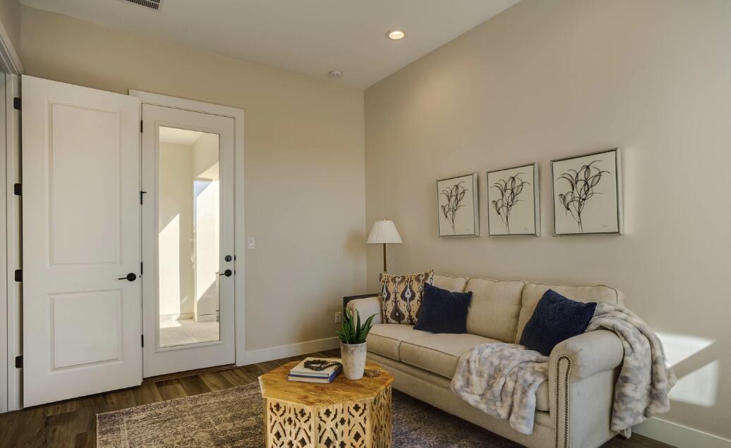 6733 E Akademeia Loop NE