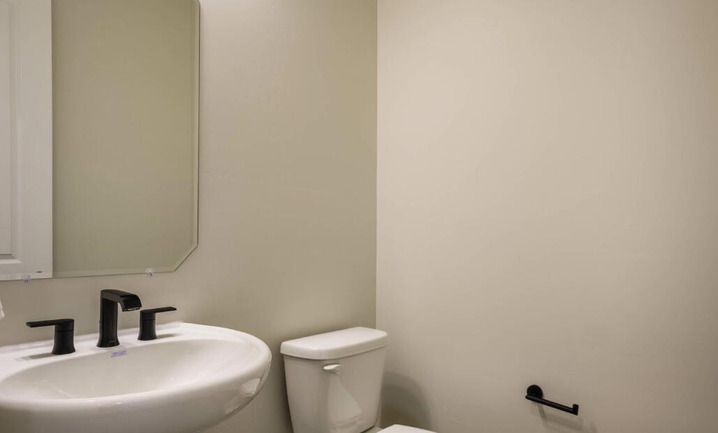 6733 E Akademeia Loop NE