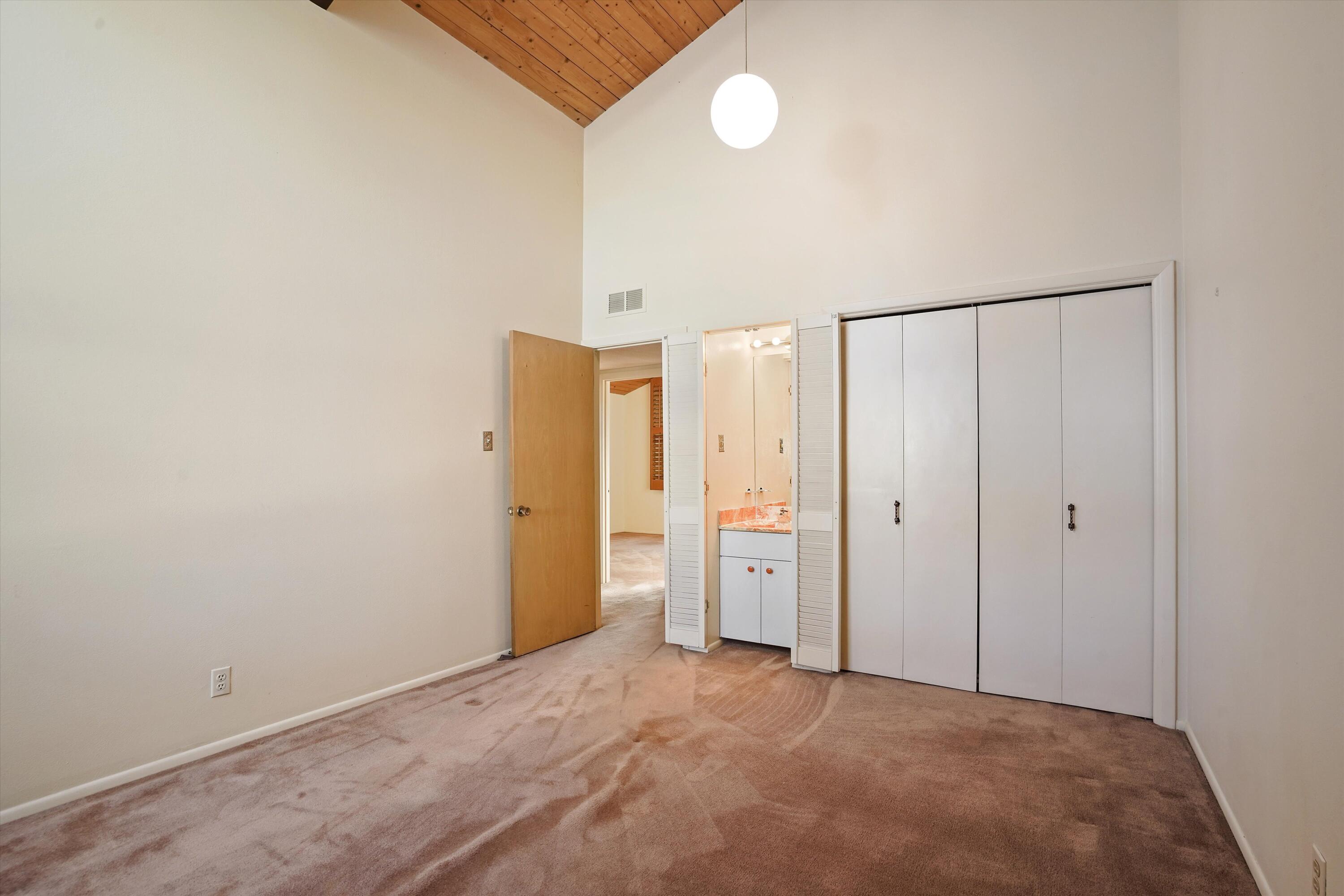 3303 La Sala Del Este NE