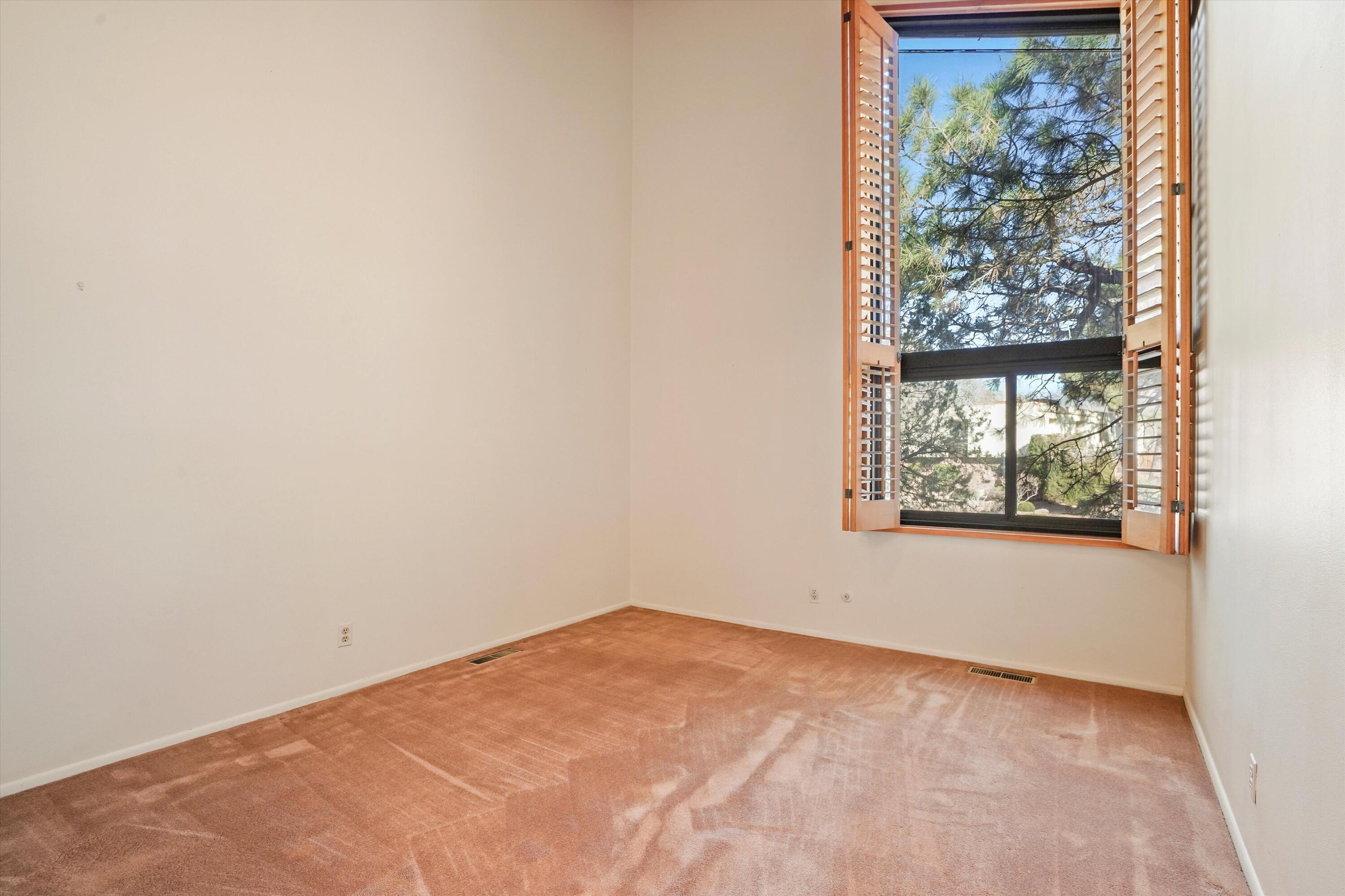 3303 La Sala Del Este NE