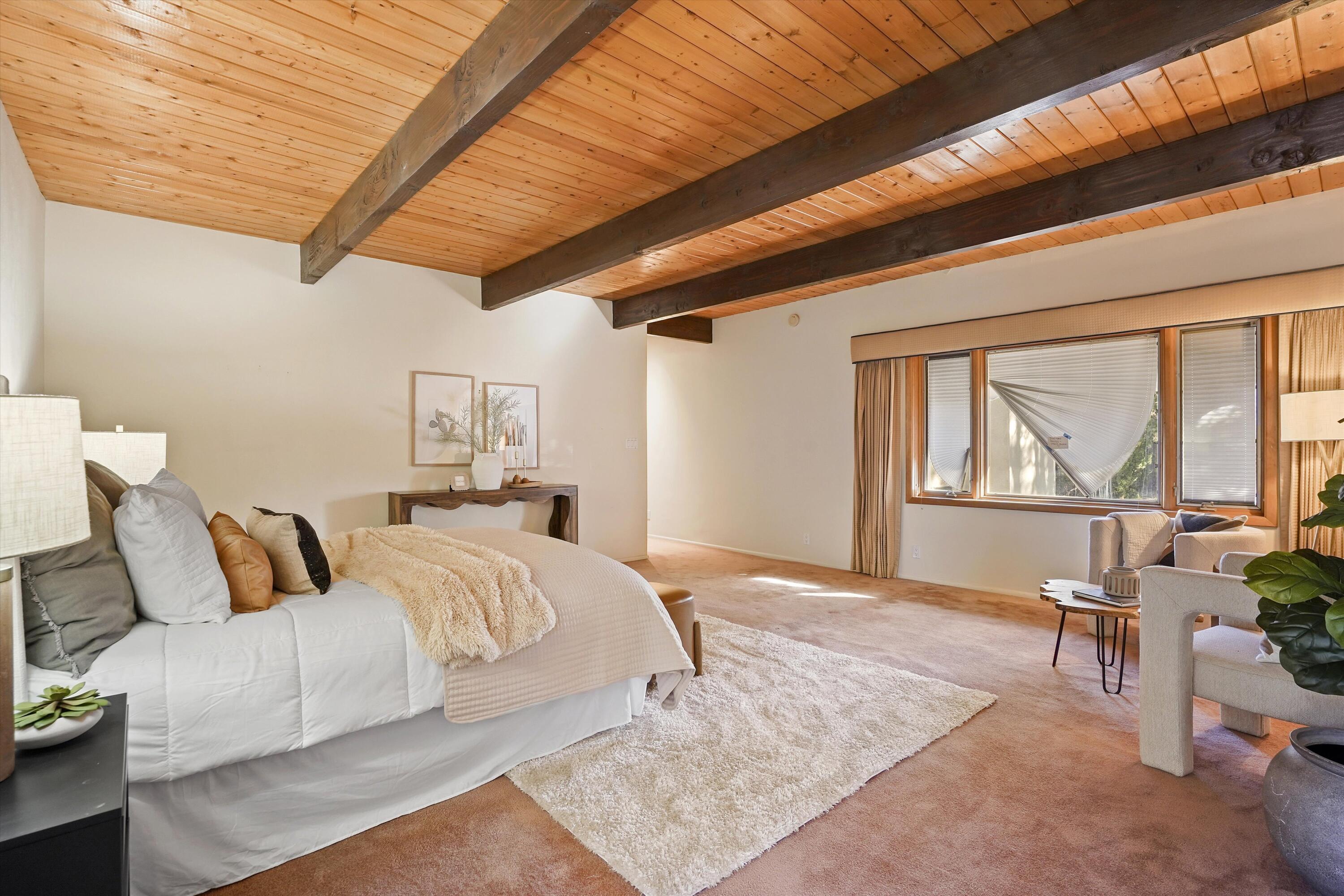 3303 La Sala Del Este NE