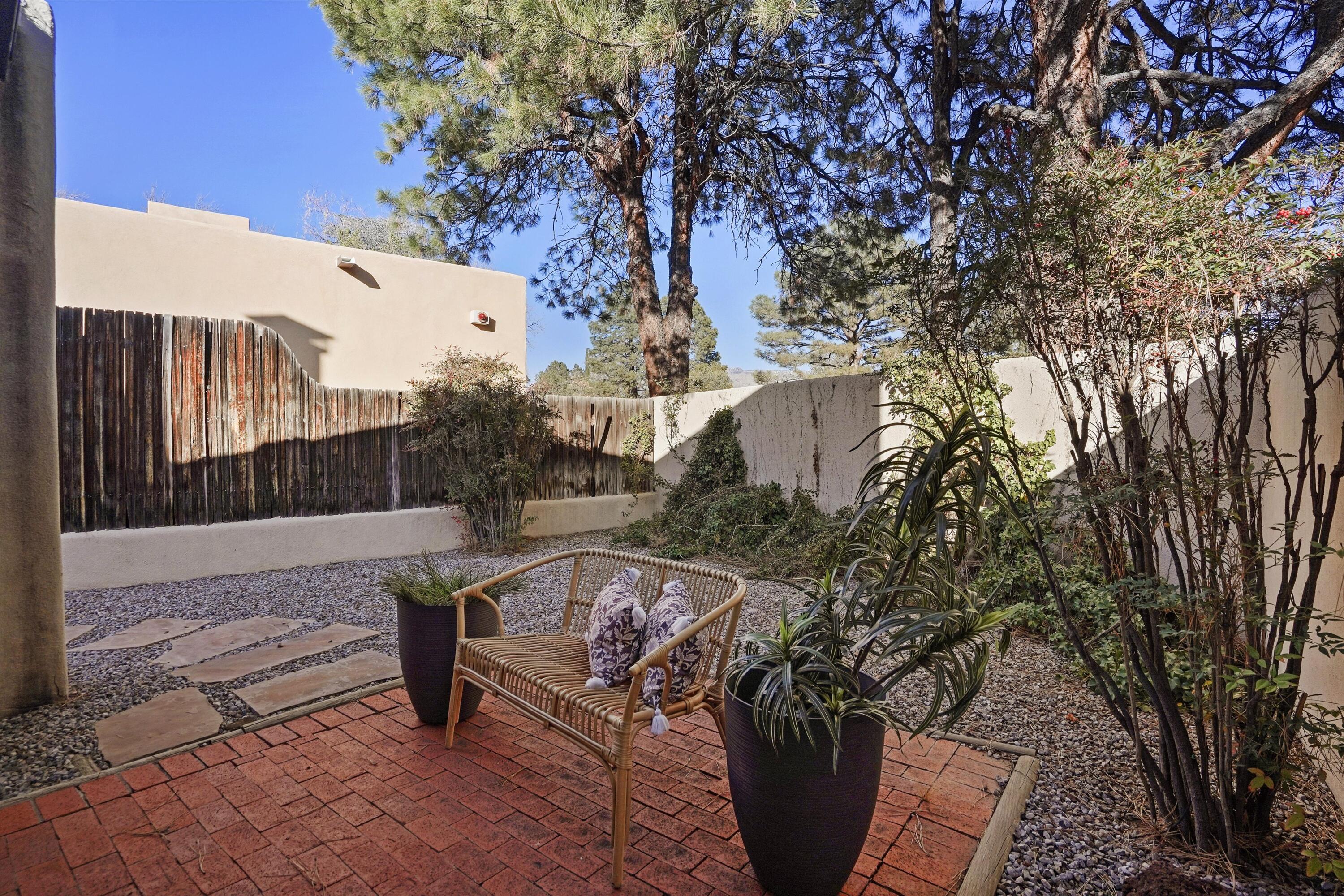 3303 La Sala Del Este NE