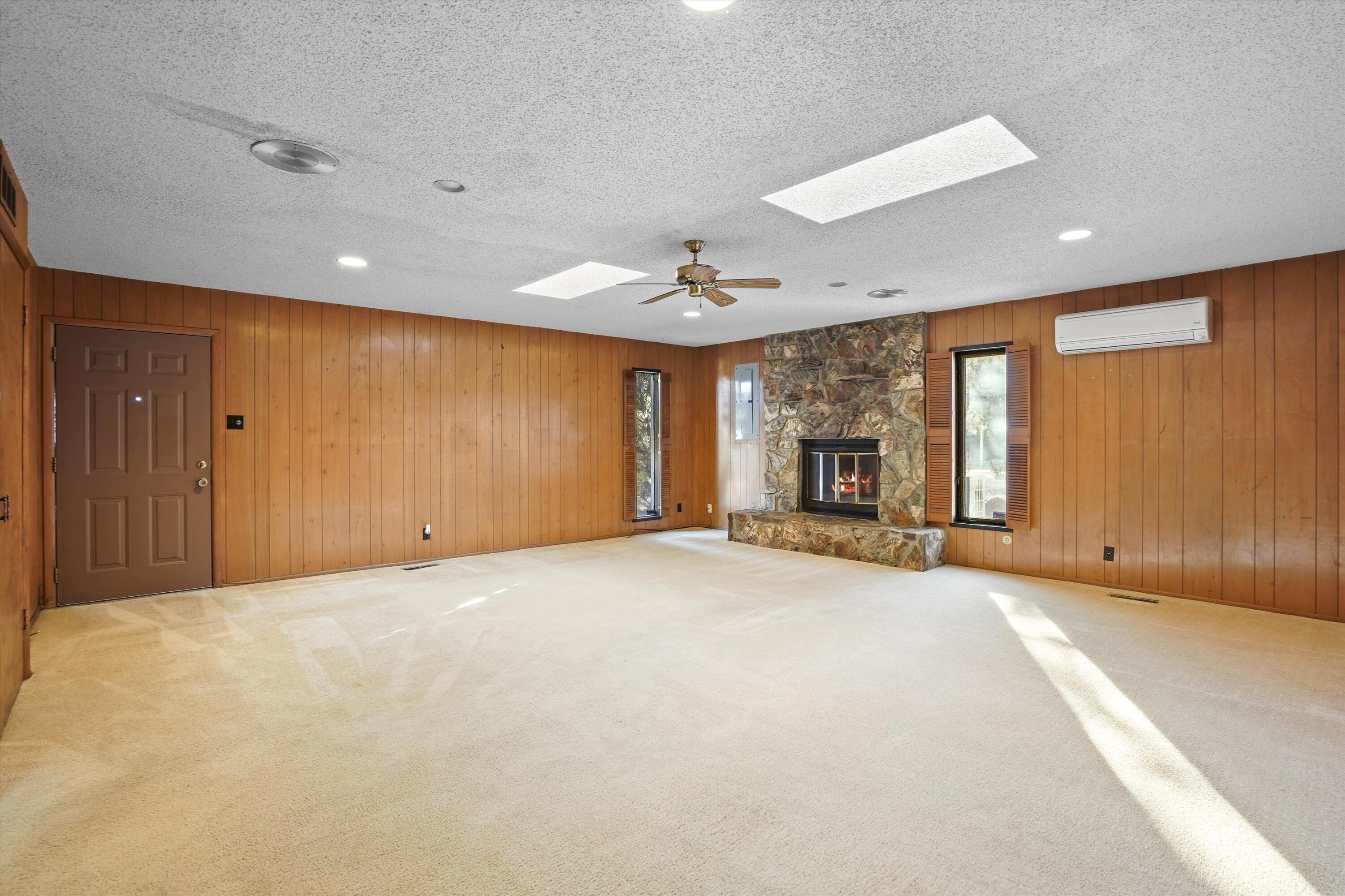 3303 La Sala Del Este NE