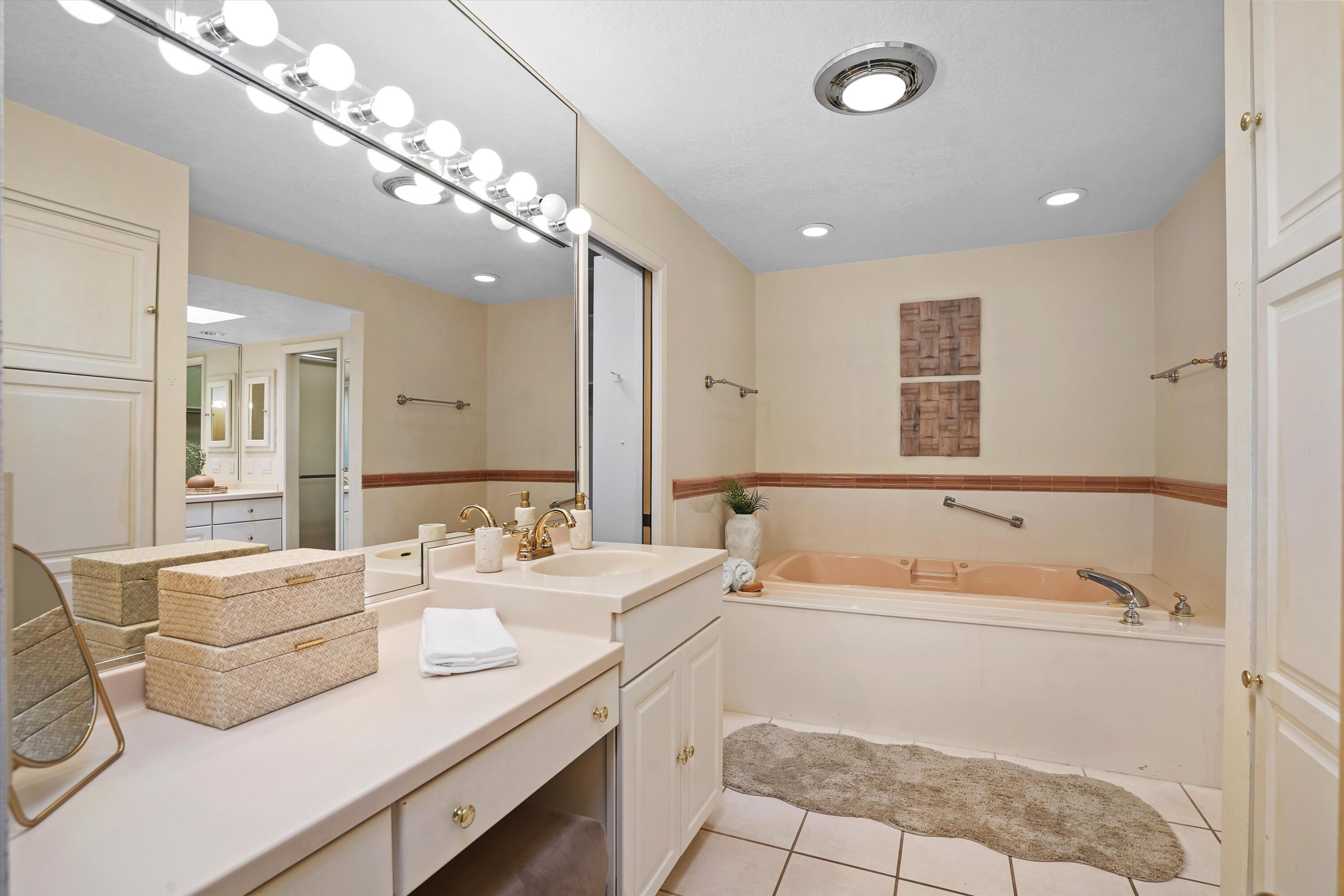 3303 La Sala Del Este NE