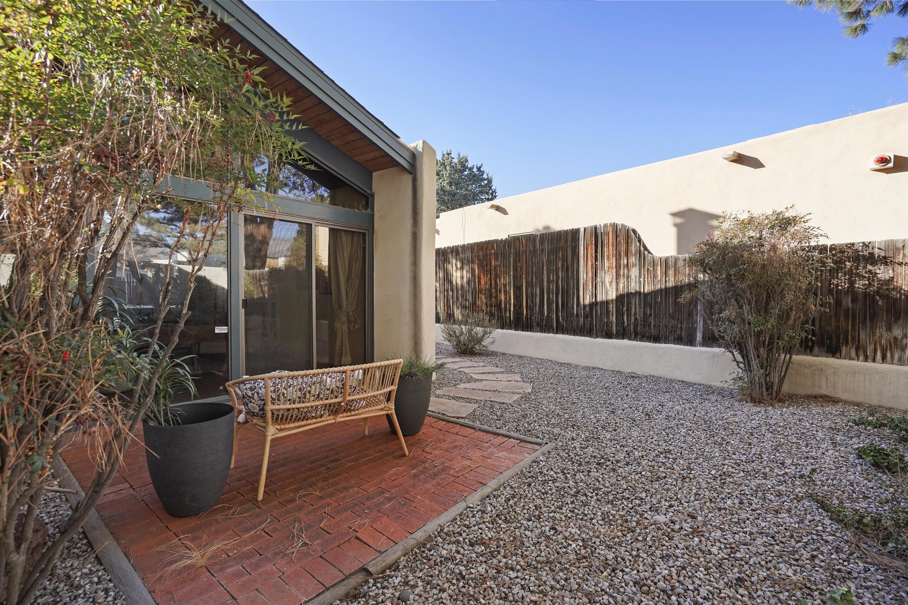 3303 La Sala Del Este NE