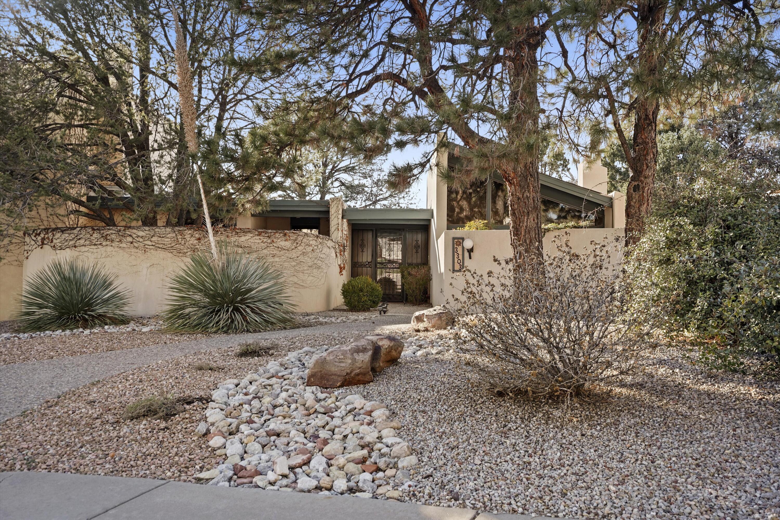 3303 La Sala Del Este NE